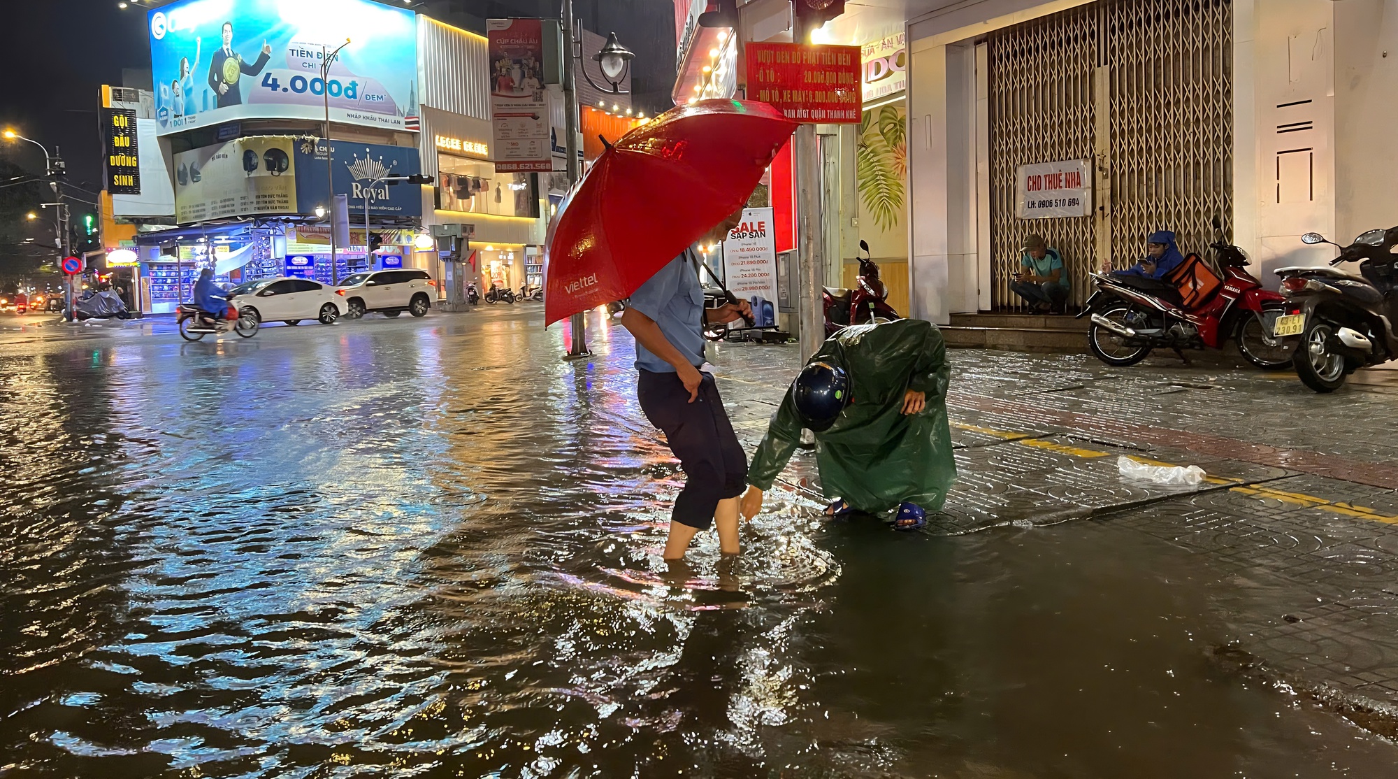 Đường phố Đà Nẵng ngập sâu sau mưa lớn, người dân bì bõm đẩy xe về nhà- Ảnh 12. Đường phố Đà Nẵng ngập sâu sau mưa lớn, người dân bì bõm đẩy xe về nhà- Ảnh 12.