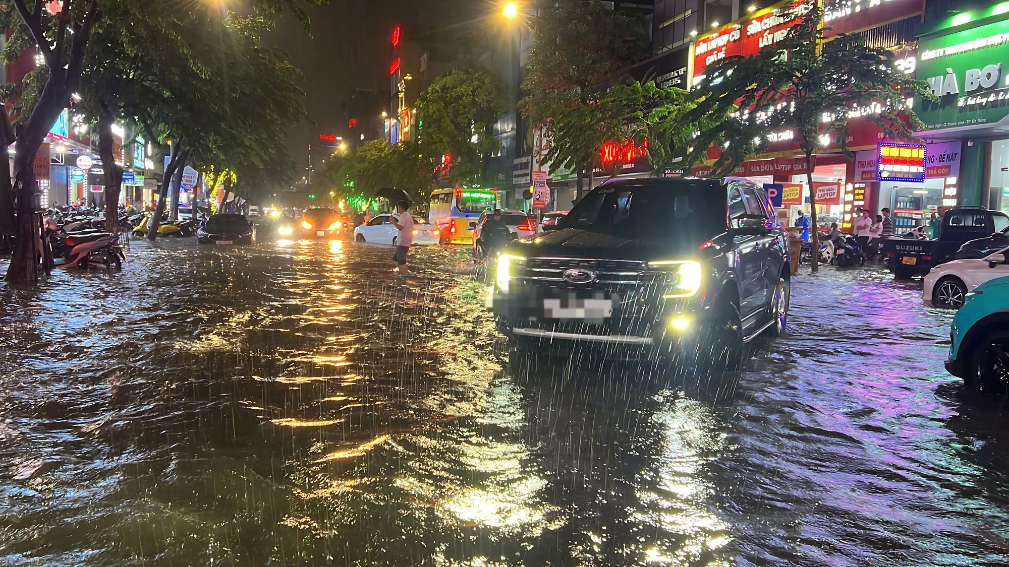 Đường phố Đà Nẵng ngập sâu sau mưa lớn, người dân bì bõm đẩy xe về nhà- Ảnh 13. Đường phố Đà Nẵng ngập sâu sau mưa lớn, người dân bì bõm đẩy xe về nhà- Ảnh 13.