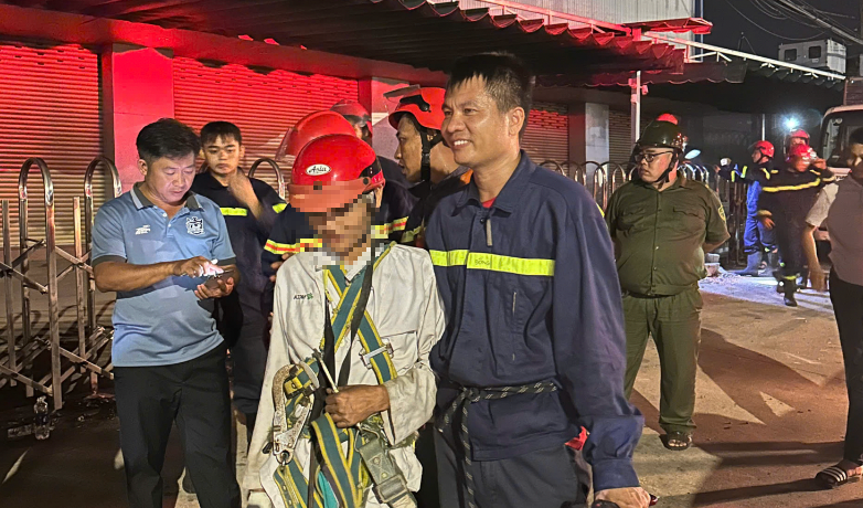 Cảnh sát Đồng Nai giải cứu người đàn ông mắc kẹt trên biển quảng cáo cao hơn 15m- Ảnh 3. Cảnh sát Đồng Nai giải cứu người đàn ông mắc kẹt trên biển quảng cáo cao hơn 15m- Ảnh 3.