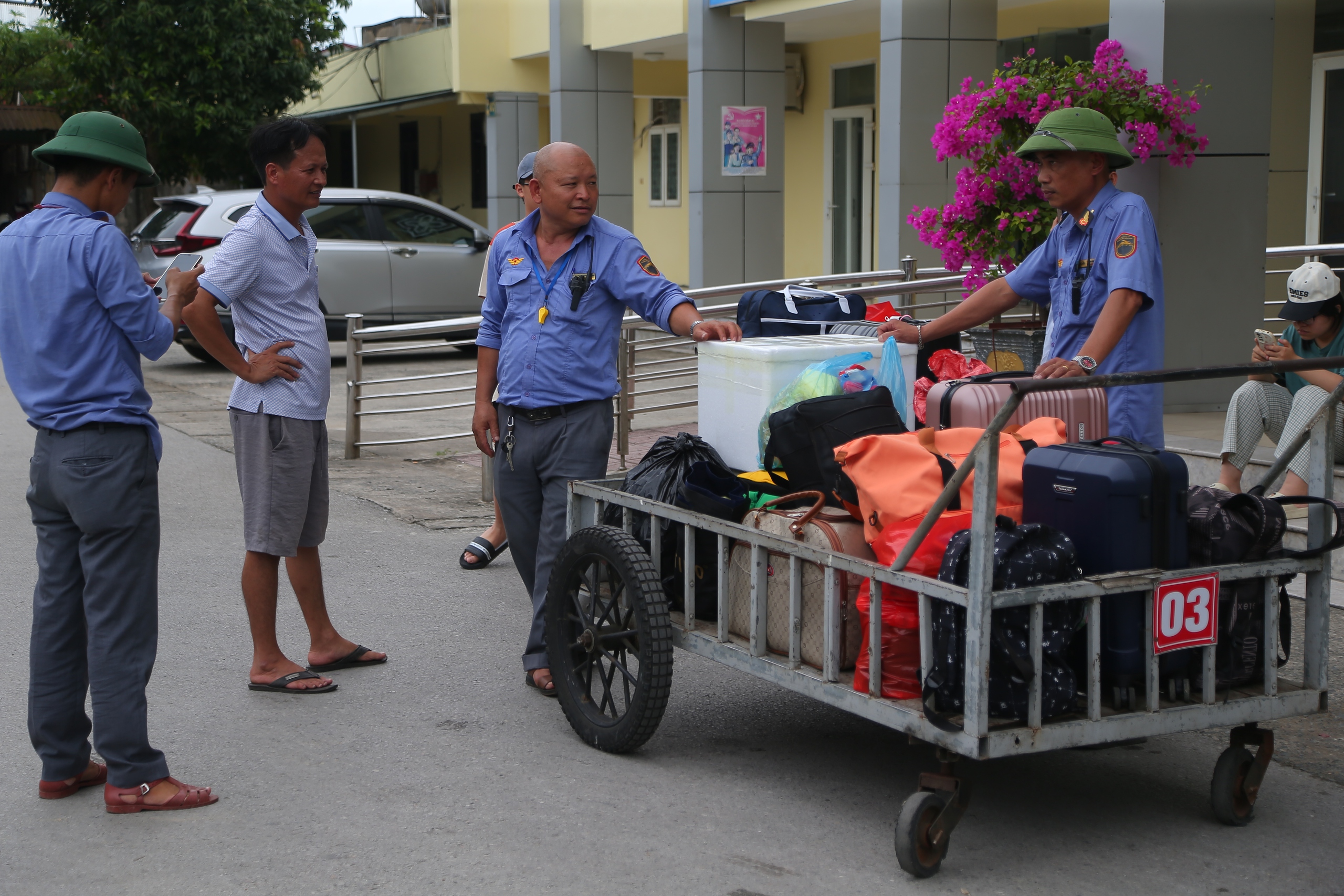 Sân bay Vinh tạm đóng cửa, khách chuyển sang đi tàu, đường sắt nối thêm toa phục vụ- Ảnh 3. Sân bay Vinh tạm đóng cửa, khách chuyển sang đi tàu, đường sắt nối thêm toa phục vụ- Ảnh 3.
