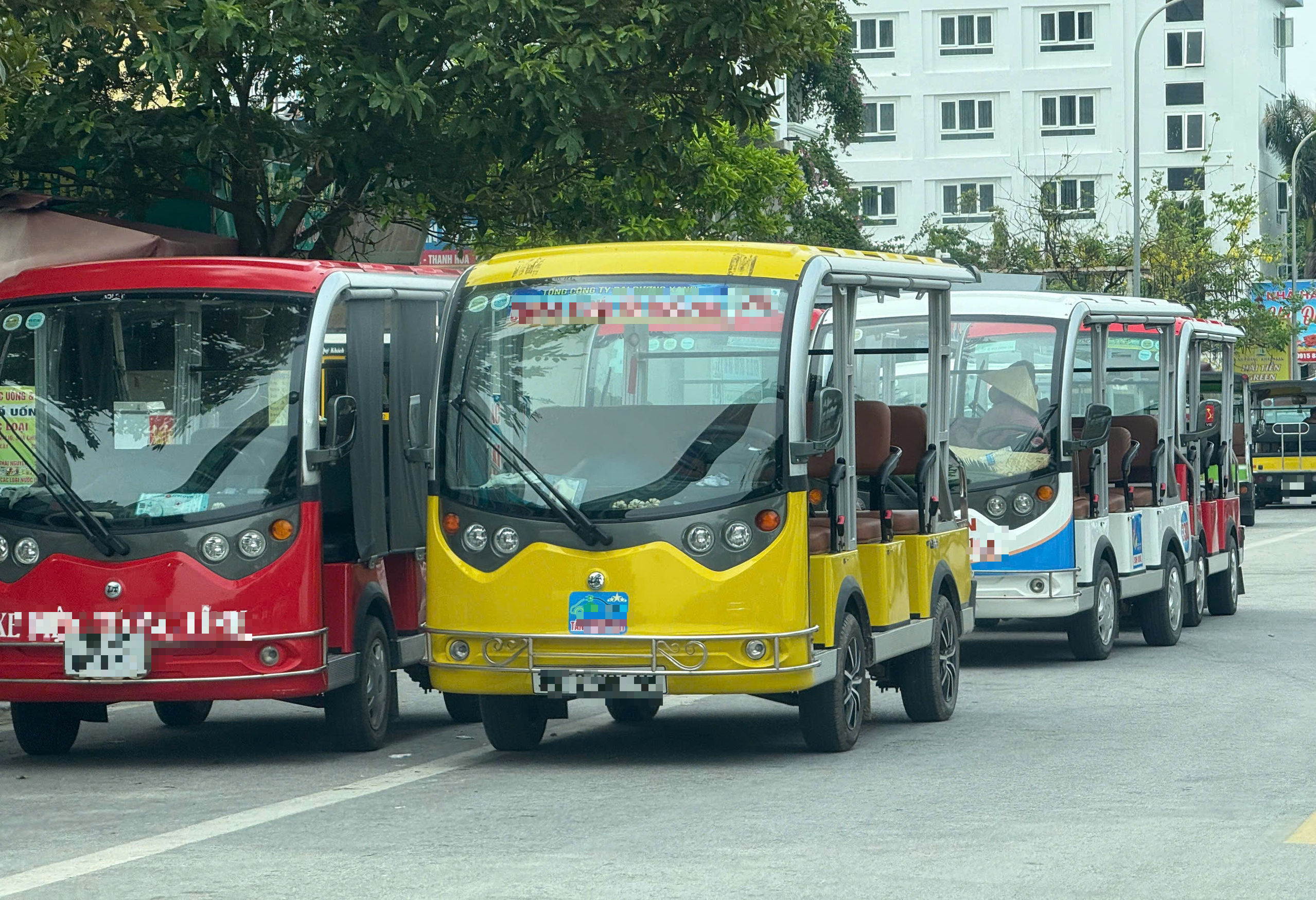 Thanh Hóa: Xe điện ở Hải Tiến vô tư hoạt động dù chưa đáp ứng quy định mới- Ảnh 2. Thanh Hóa: Xe điện ở Hải Tiến vô tư hoạt động dù chưa đáp ứng quy định mới- Ảnh 2.