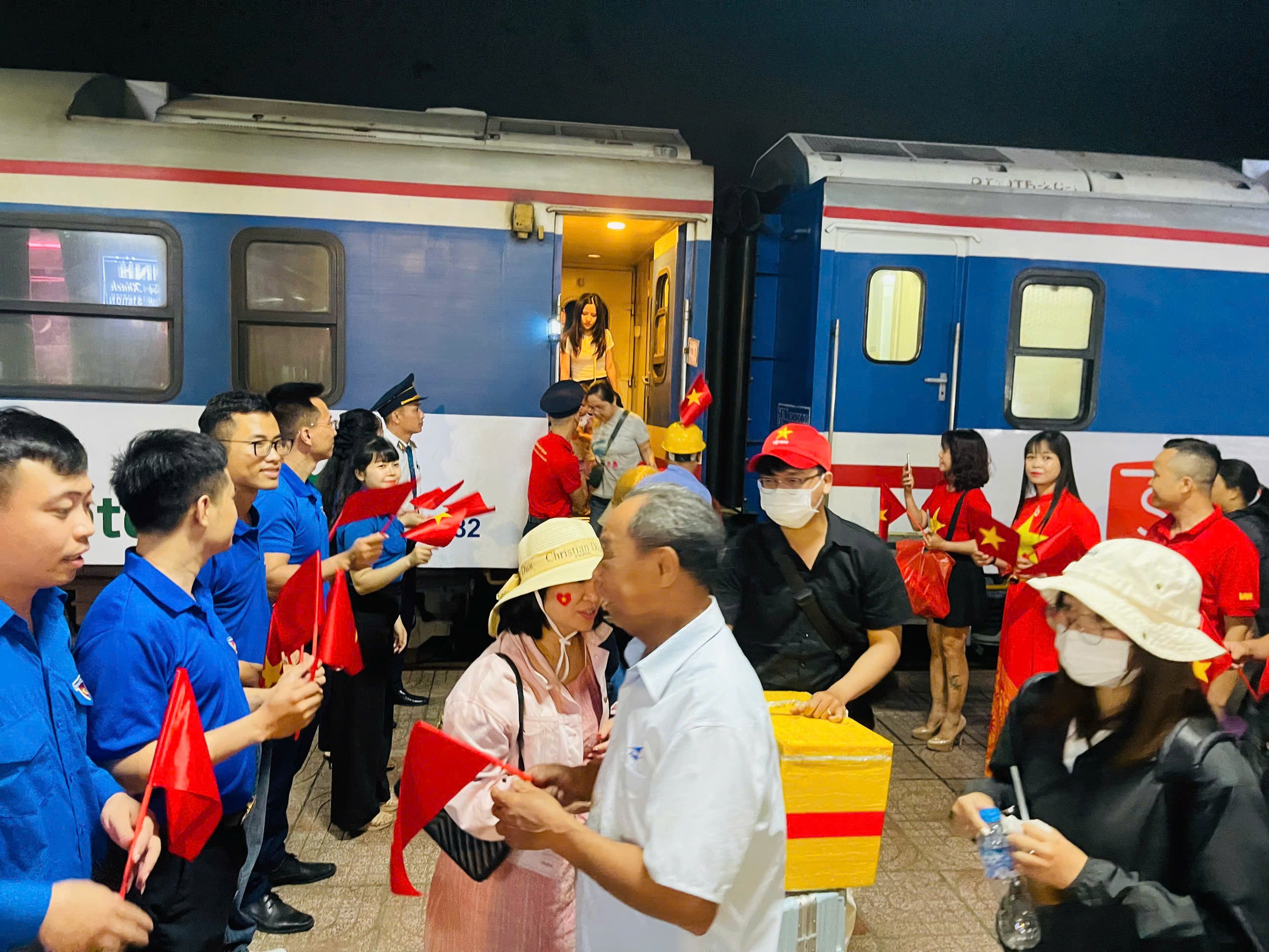Sân bay Vinh tạm đóng cửa, khách chuyển sang đi tàu, đường sắt nối thêm toa phục vụ- Ảnh 1. Sân bay Vinh tạm đóng cửa, khách chuyển sang đi tàu, đường sắt nối thêm toa phục vụ- Ảnh 1.