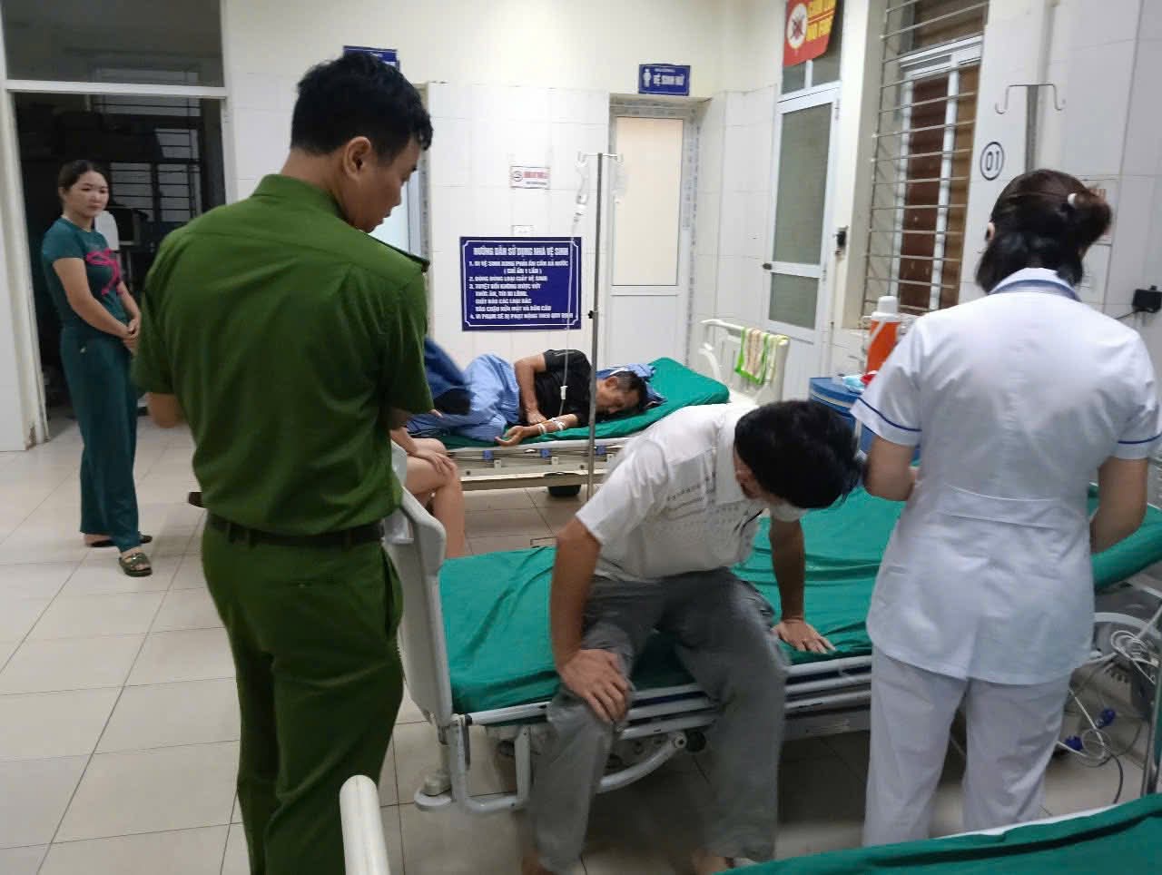 Phú Thọ: Công an xã Tân Lạc dùng xe tuần tra chở người gặp nạn đi cấp cứu- Ảnh 1. Phú Thọ: Công an xã Tân Lạc dùng xe tuần tra chở người gặp nạn đi cấp cứu- Ảnh 1.