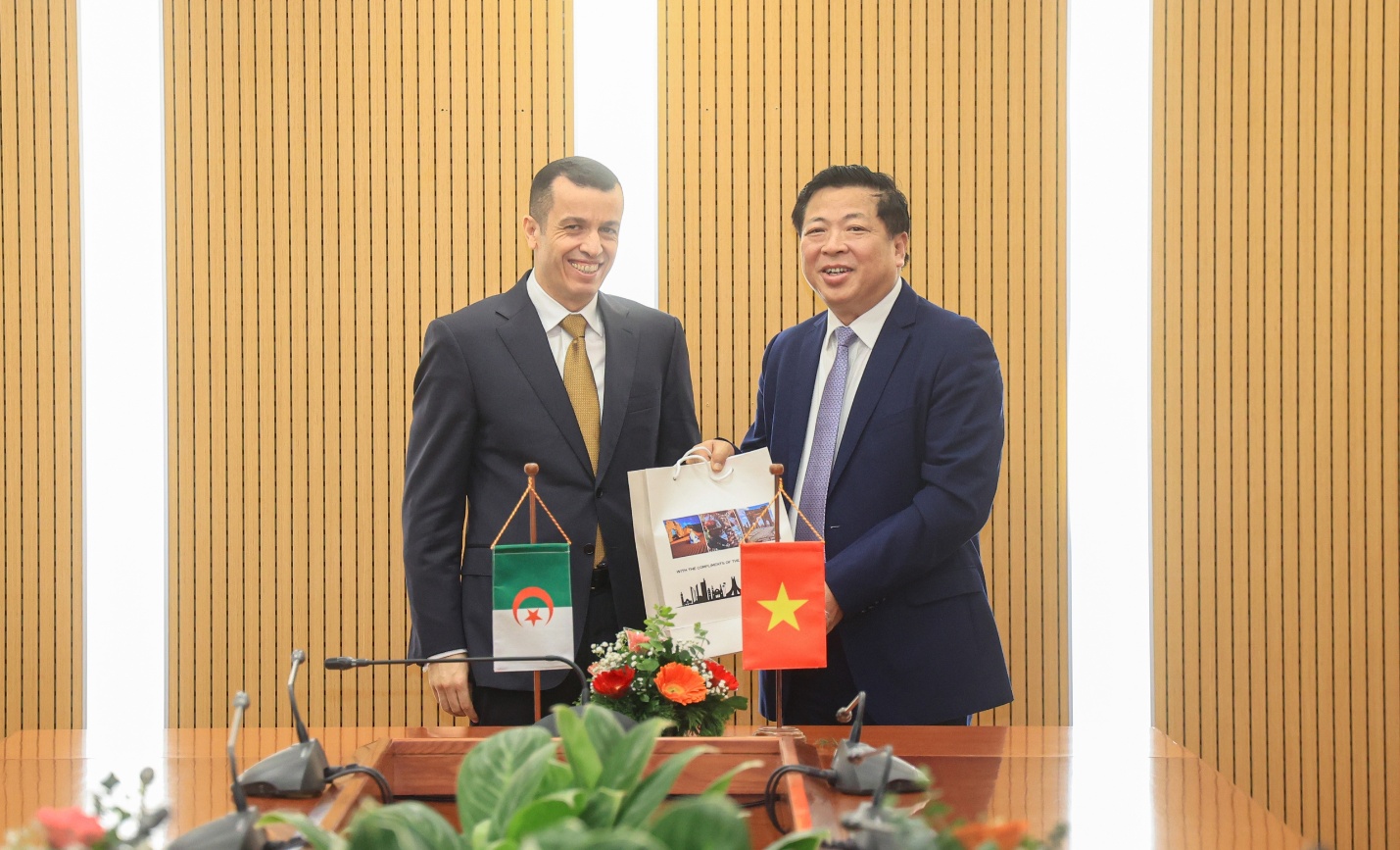 Vietnam, Algeria to deepen cooperation in construction and transport- Ảnh 2. Vietnam, Algeria to deepen cooperation in construction and transport- Ảnh 2.