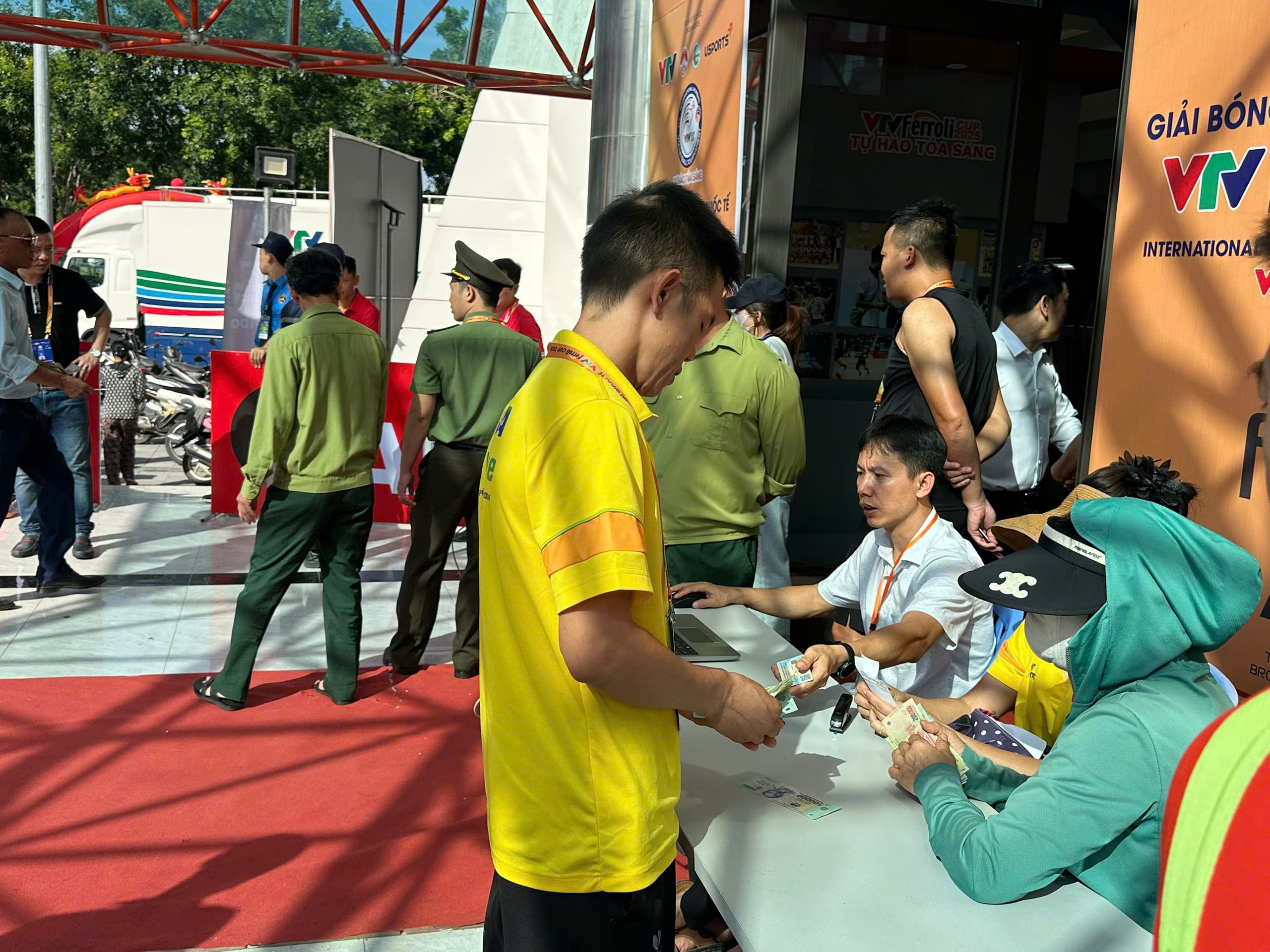 Nắng nóng không cản bước người hâm mộ mua vé chung kết VTV Cup 2025- Ảnh 5. Nắng nóng không cản bước người hâm mộ mua vé chung kết VTV Cup 2025- Ảnh 5.