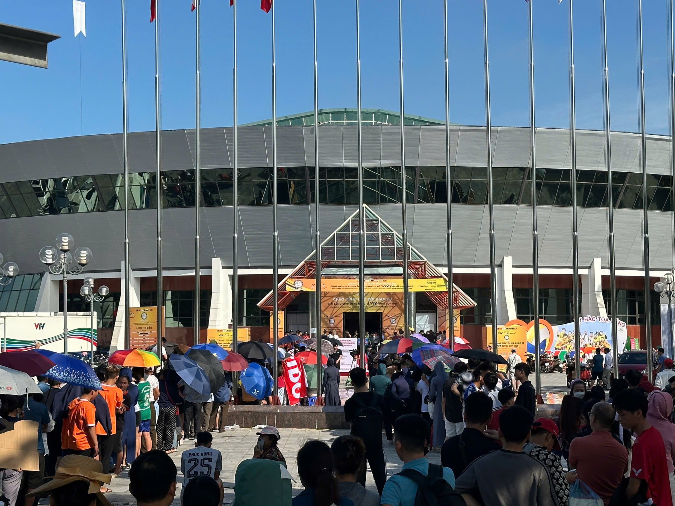 Nắng nóng không cản bước người hâm mộ mua vé chung kết VTV Cup 2025- Ảnh 1. Nắng nóng không cản bước người hâm mộ mua vé chung kết VTV Cup 2025- Ảnh 1.