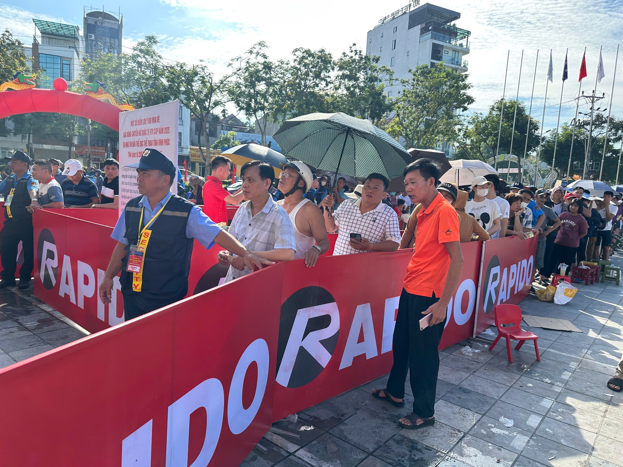 Nắng nóng không cản bước người hâm mộ mua vé chung kết VTV Cup 2025- Ảnh 4. Nắng nóng không cản bước người hâm mộ mua vé chung kết VTV Cup 2025- Ảnh 4.