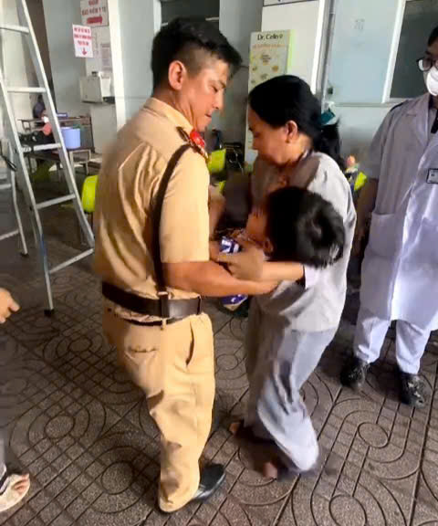 Cảnh sát giao thông Cần Thơ dùng xe chuyên dụng đưa bé 4 tuổi đi cấp cứu kịp thời- Ảnh 1. Cảnh sát giao thông Cần Thơ dùng xe chuyên dụng đưa bé 4 tuổi đi cấp cứu kịp thời- Ảnh 1.