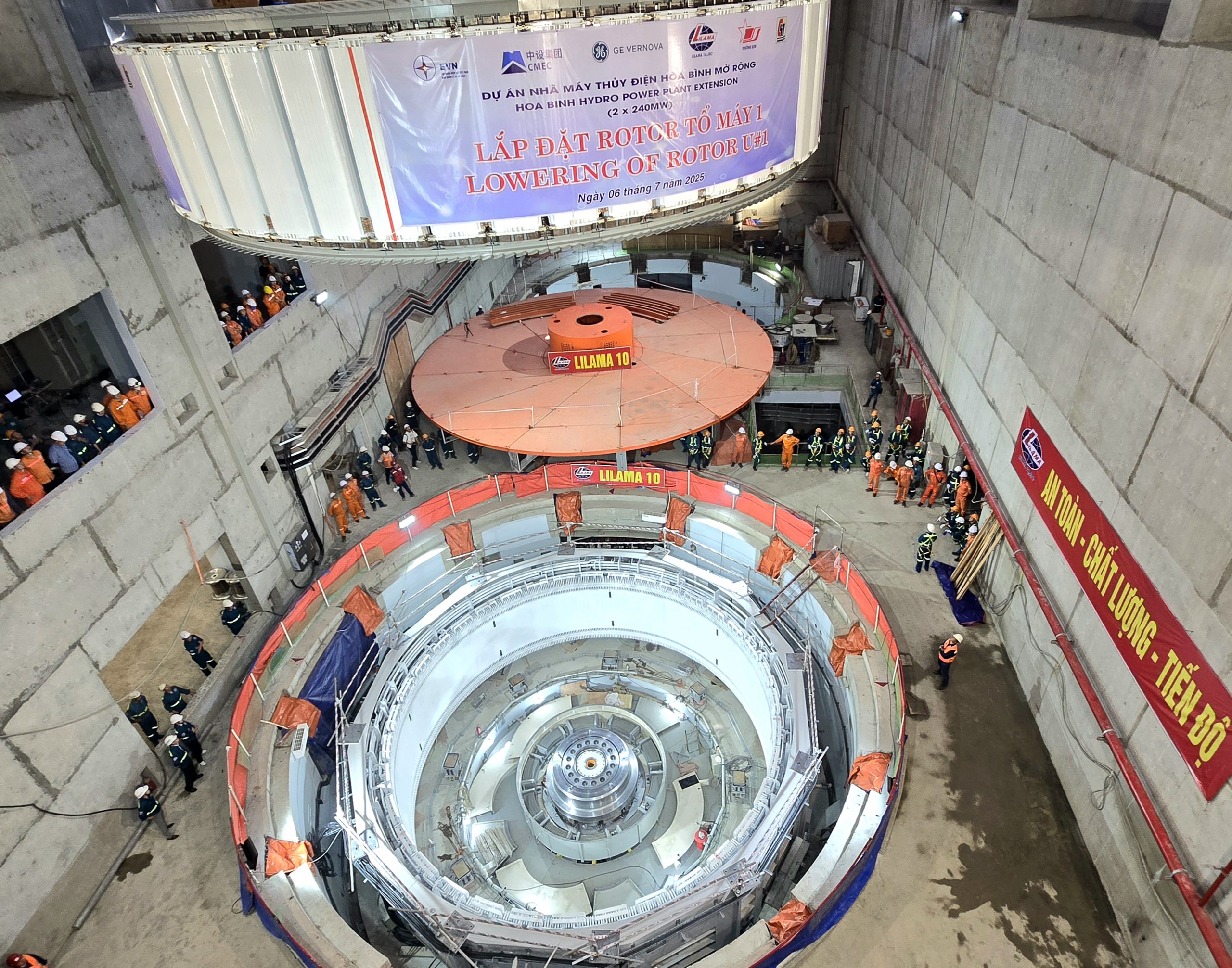 Hạ đặt thành công Rotor tổ máy số 1: Dự án thủy điện Hòa Bình mở rộng tăng tốc- Ảnh 2. Hạ đặt thành công Rotor tổ máy số 1: Dự án thủy điện Hòa Bình mở rộng tăng tốc- Ảnh 2.