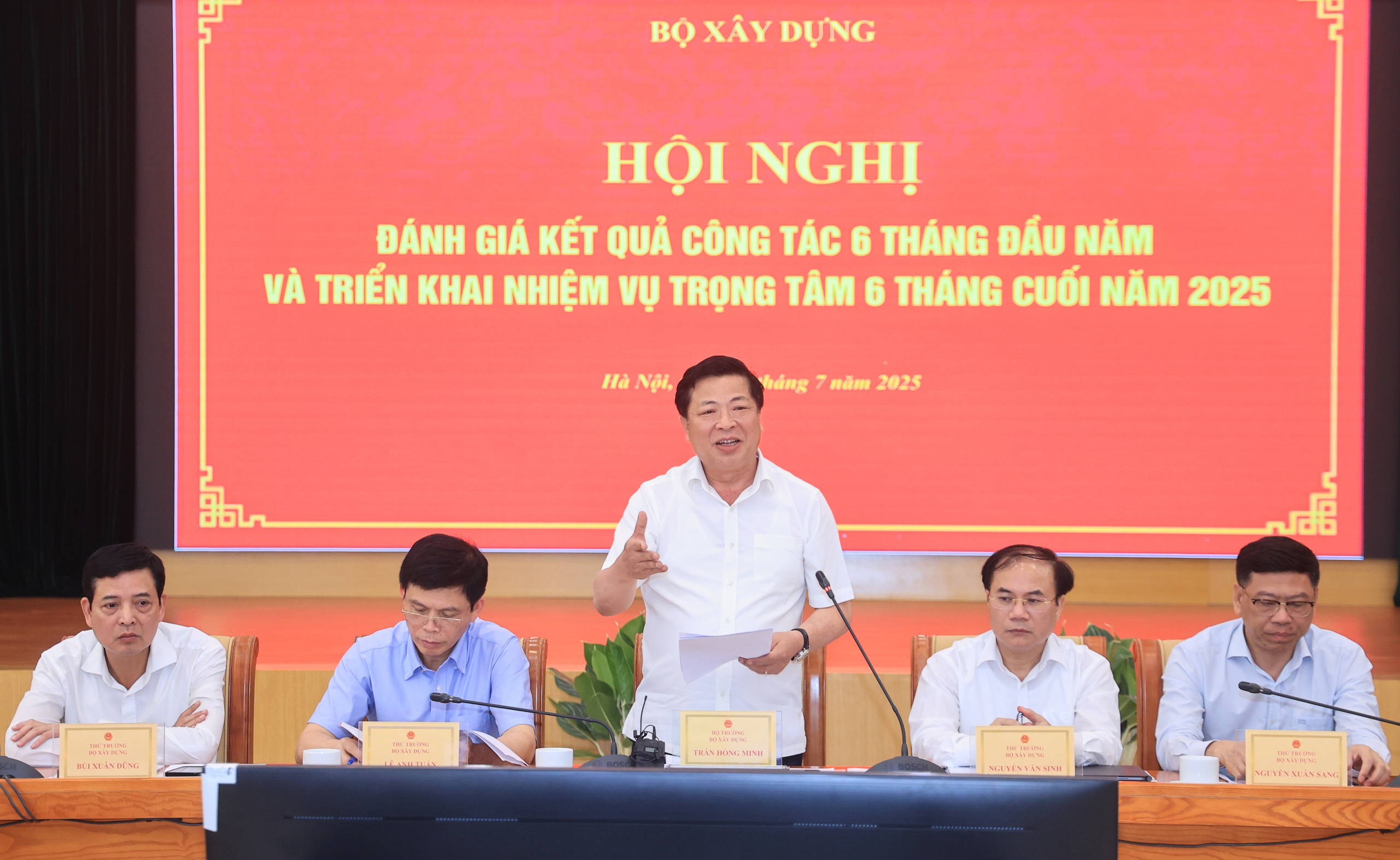 Bộ trưởng Trần Hồng Minh: Bộ Xây dựng hoàn thành lượng việc "khổng lồ" trong 6 tháng- Ảnh 1. Bộ trưởng Trần Hồng Minh: Bộ Xây dựng hoàn thành lượng việc "khổng lồ" trong 6 tháng- Ảnh 1.