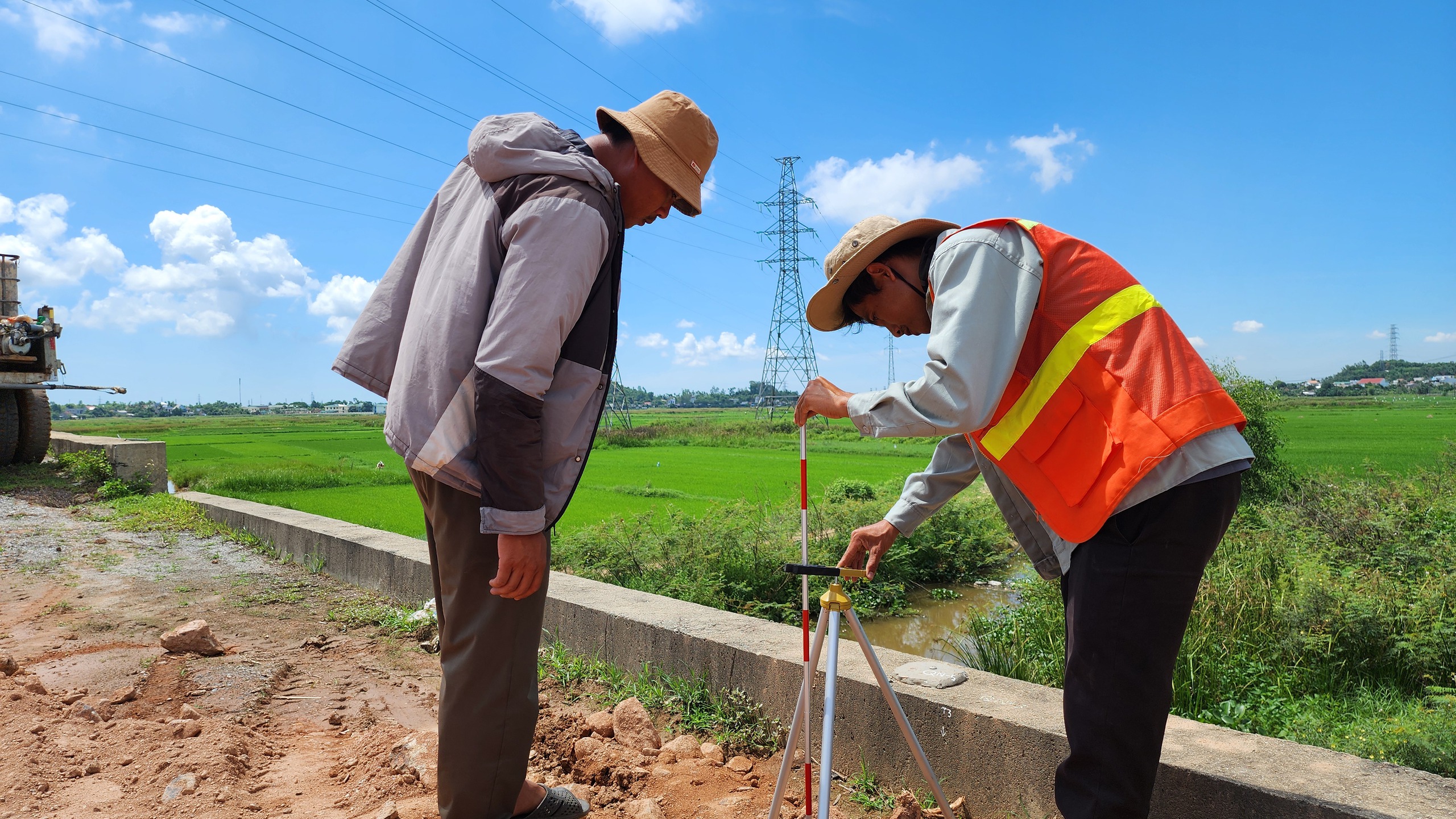 Tăng tốc đắp nền, nỗ lực đưa nút giao Trì Bình trên cao tốc Đà Nẵng - Quảng Ngãi về đích- Ảnh 10. Tăng tốc đắp nền, nỗ lực đưa nút giao Trì Bình trên cao tốc Đà Nẵng - Quảng Ngãi về đích- Ảnh 10.