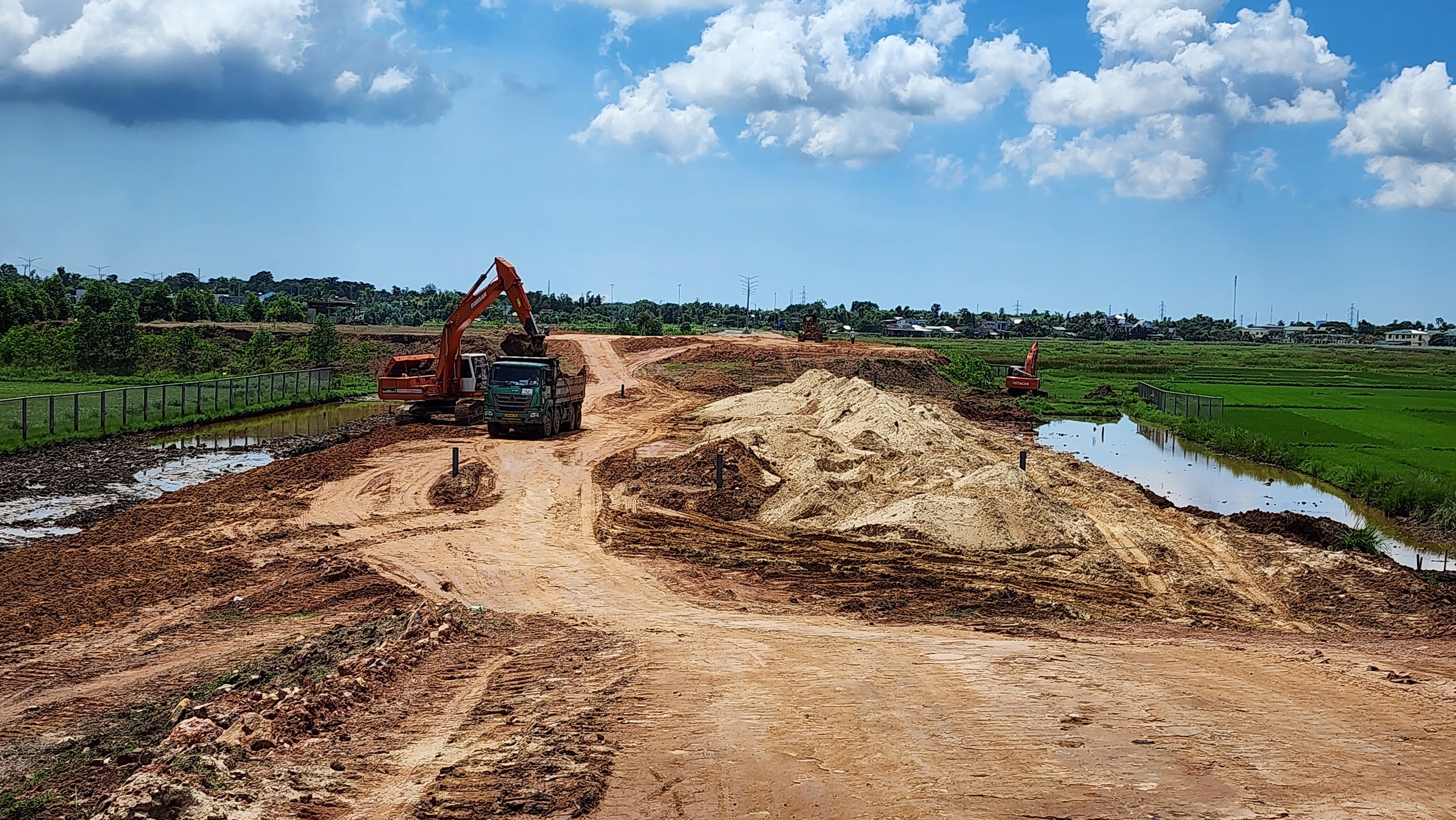 Tăng tốc đắp nền, nỗ lực đưa nút giao Trì Bình trên cao tốc Đà Nẵng - Quảng Ngãi về đích- Ảnh 7. Tăng tốc đắp nền, nỗ lực đưa nút giao Trì Bình trên cao tốc Đà Nẵng - Quảng Ngãi về đích- Ảnh 7.