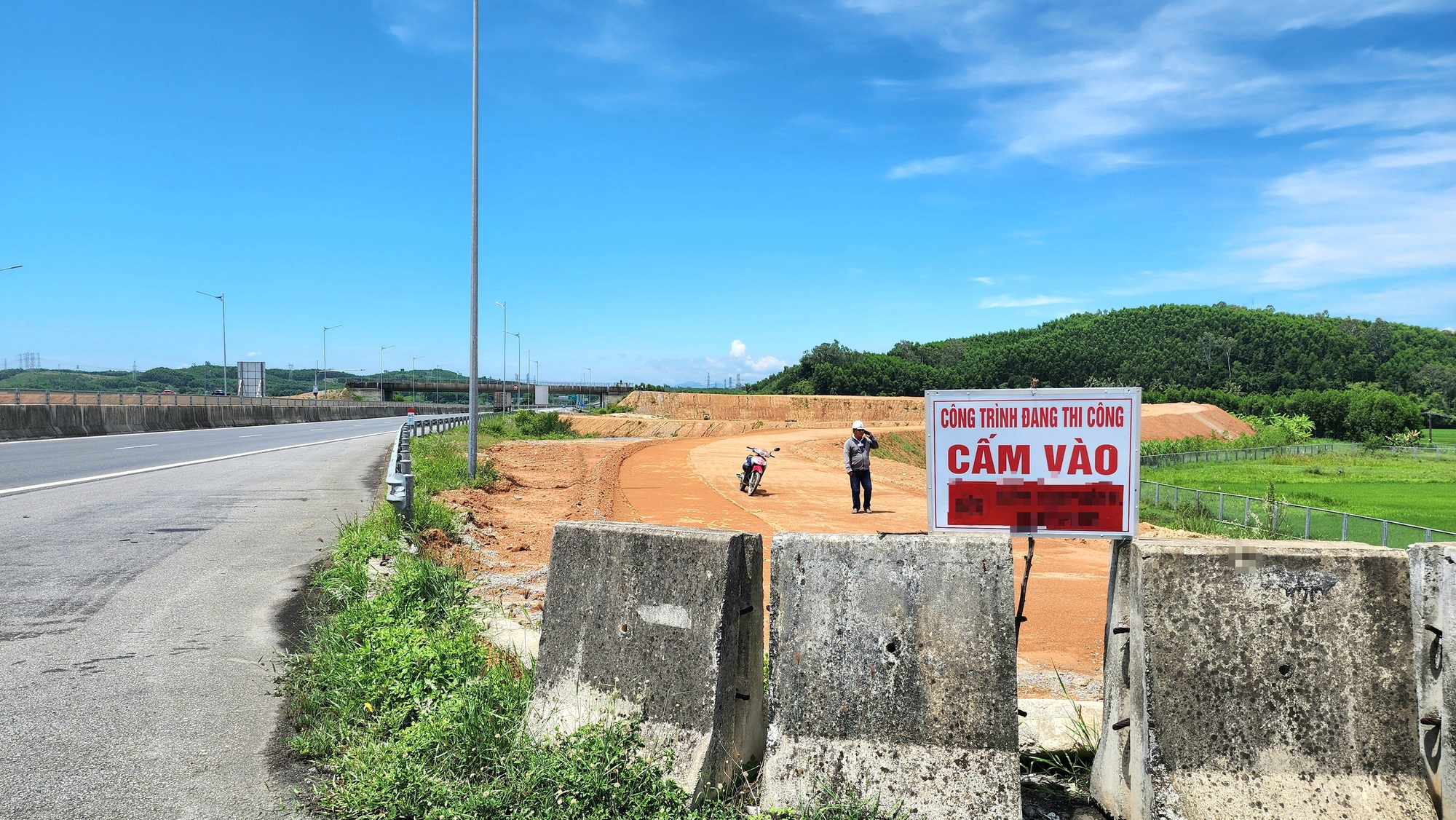Tăng tốc đắp nền, nỗ lực đưa nút giao Trì Bình trên cao tốc Đà Nẵng - Quảng Ngãi về đích- Ảnh 12. Tăng tốc đắp nền, nỗ lực đưa nút giao Trì Bình trên cao tốc Đà Nẵng - Quảng Ngãi về đích- Ảnh 12.