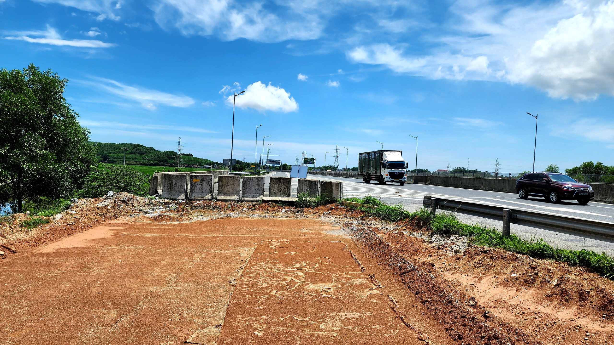 Tăng tốc đắp nền, nỗ lực đưa nút giao Trì Bình trên cao tốc Đà Nẵng - Quảng Ngãi về đích- Ảnh 6. Tăng tốc đắp nền, nỗ lực đưa nút giao Trì Bình trên cao tốc Đà Nẵng - Quảng Ngãi về đích- Ảnh 6.