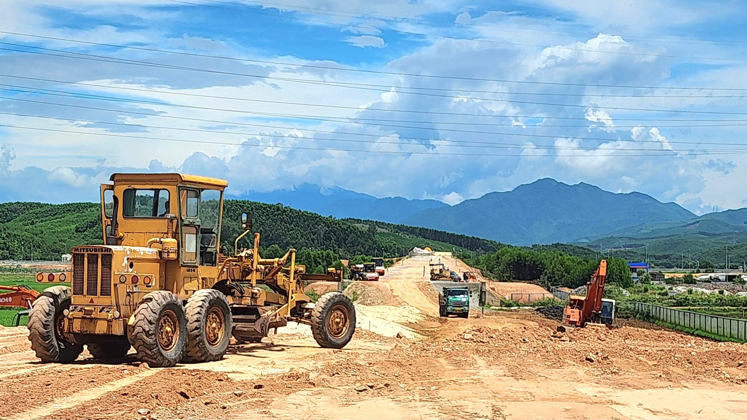 Tăng tốc đắp nền, nỗ lực đưa nút giao Trì Bình trên cao tốc Đà Nẵng - Quảng Ngãi về đích- Ảnh 11. Tăng tốc đắp nền, nỗ lực đưa nút giao Trì Bình trên cao tốc Đà Nẵng - Quảng Ngãi về đích- Ảnh 11.