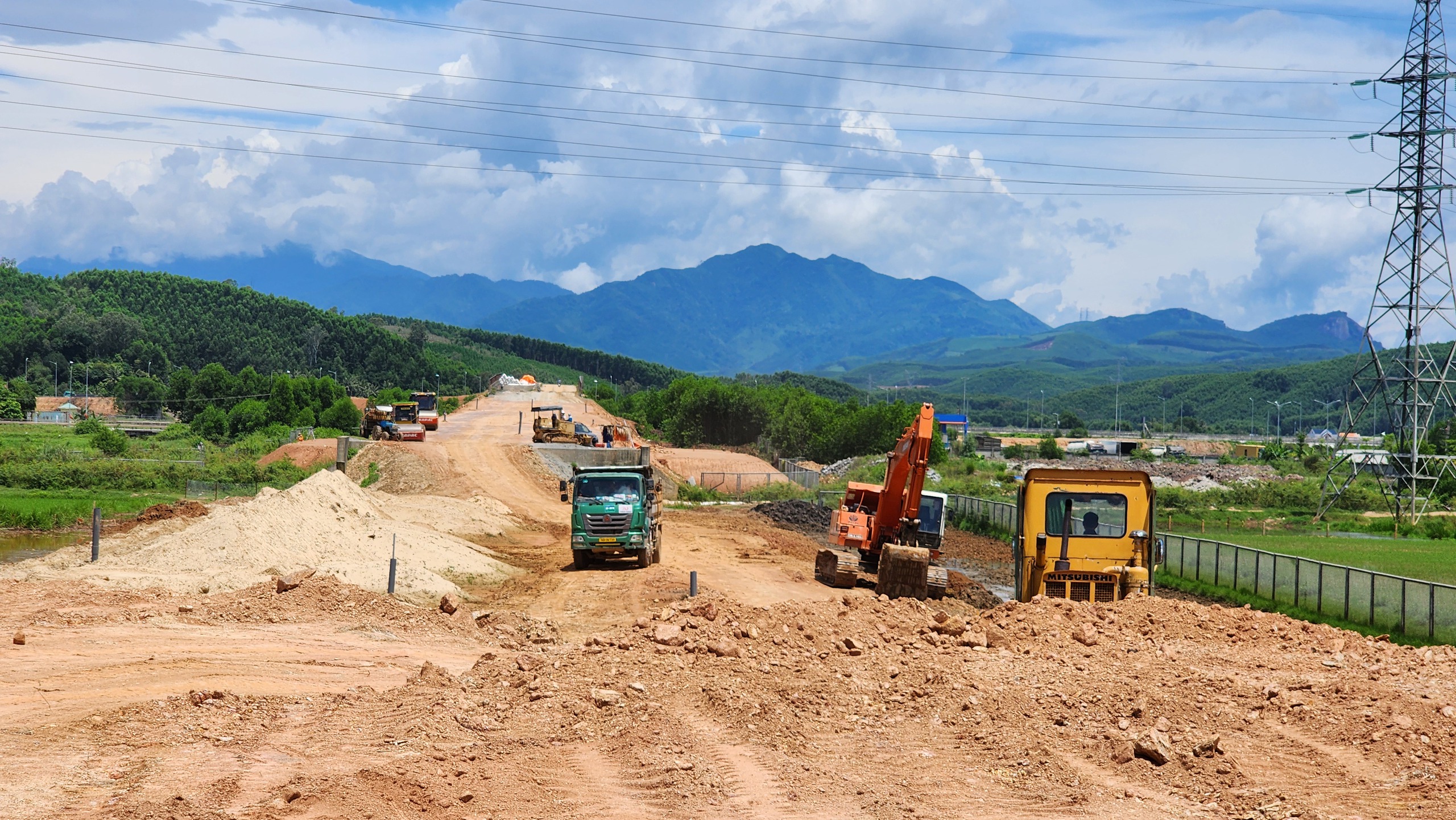 Tăng tốc đắp nền, nỗ lực đưa nút giao Trì Bình trên cao tốc Đà Nẵng - Quảng Ngãi về đích- Ảnh 2. Tăng tốc đắp nền, nỗ lực đưa nút giao Trì Bình trên cao tốc Đà Nẵng - Quảng Ngãi về đích- Ảnh 2.