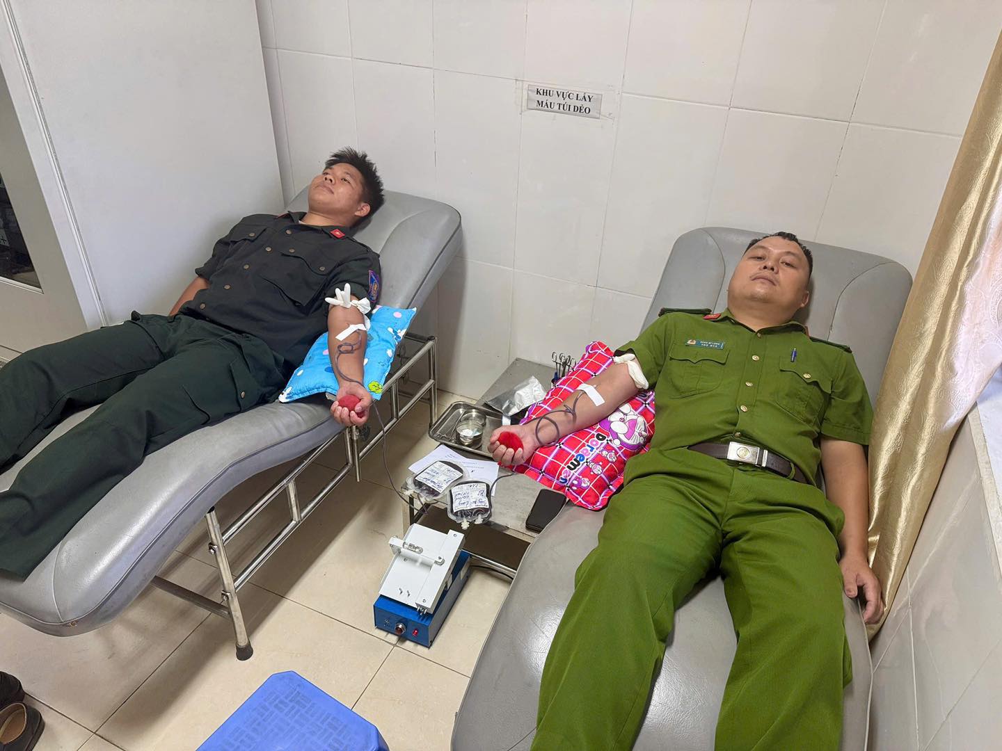 Cán bộ chiến sĩ công an Tuyên Quang kịp thời hiến máu cứu người dân qua cơn nguy kịch- Ảnh 1.