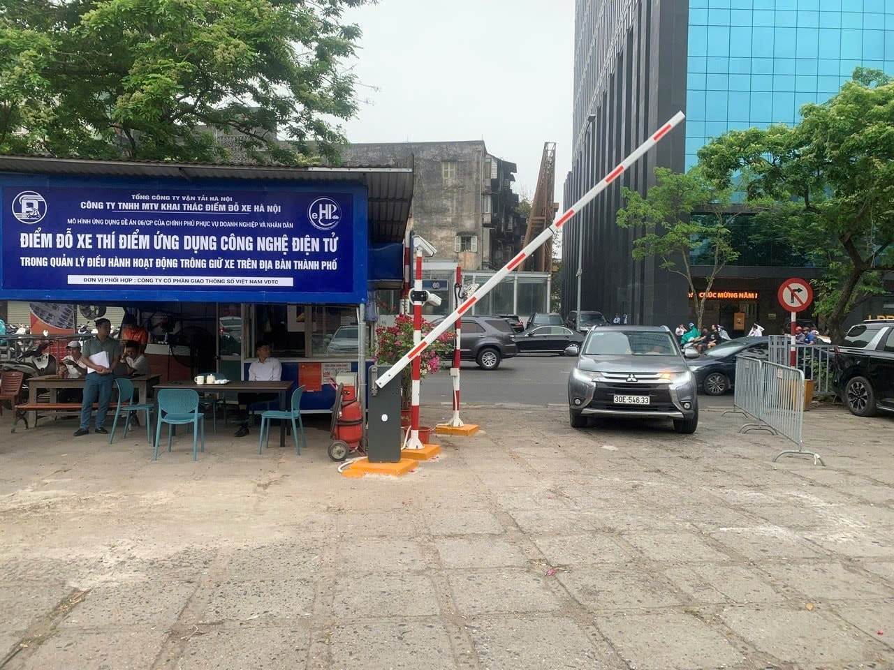 Hà Nội: Hơn 400 điểm trông giữ xe thu phí không dùng tiền mặt- Ảnh 1. Hà Nội: Hơn 400 điểm trông giữ xe thu phí không dùng tiền mặt- Ảnh 1.