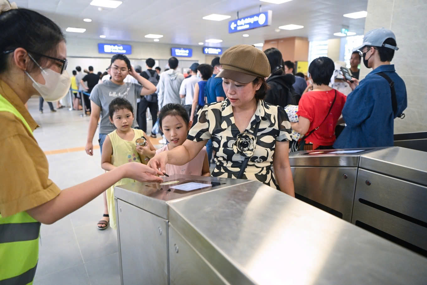 Hà Nội: Khách dùng thẻ vé liên thông đi xe buýt, metro được ưu đãi lớn- Ảnh 1. Hà Nội: Khách dùng thẻ vé liên thông đi xe buýt, metro được ưu đãi lớn- Ảnh 1.
