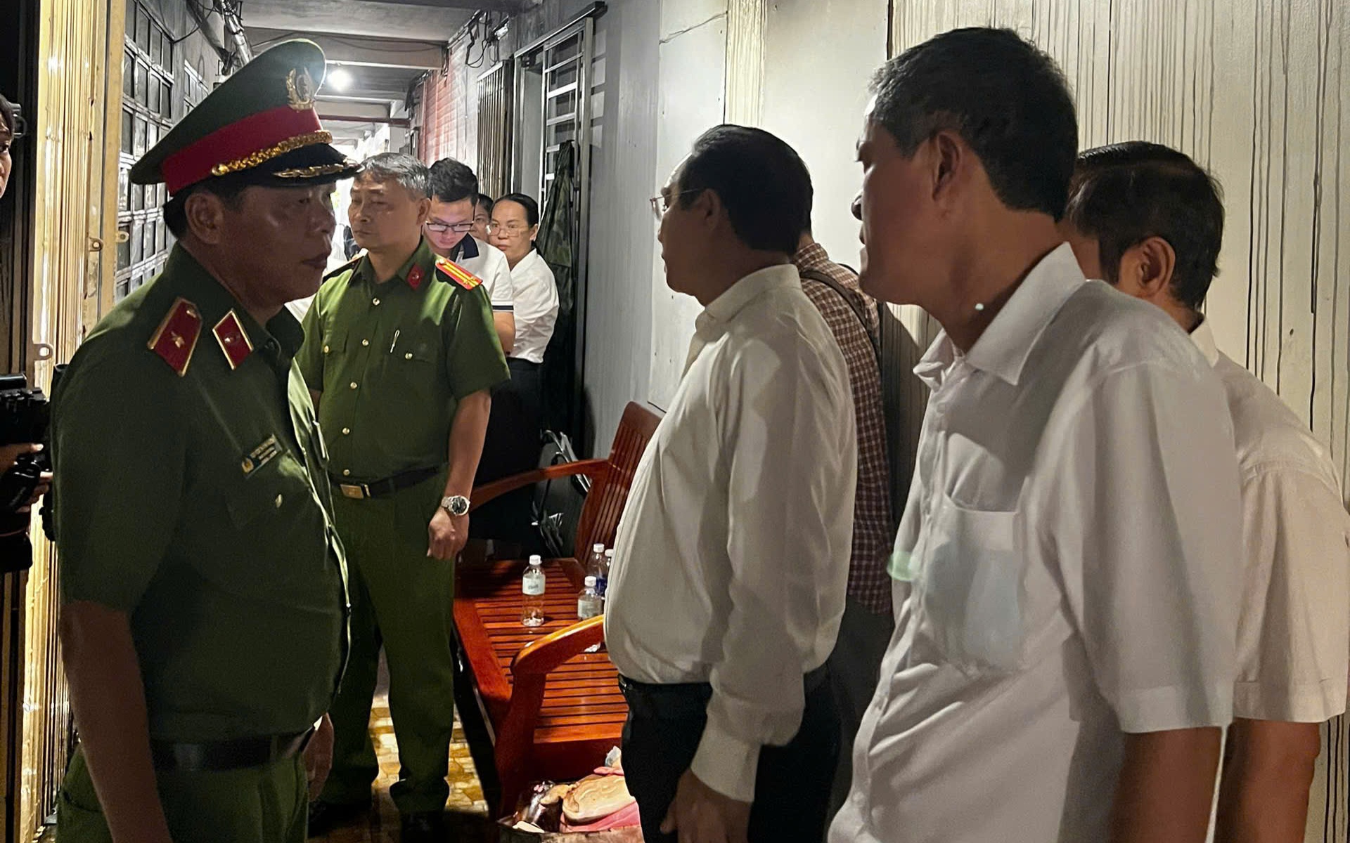 Chủ tịch TP.HCM động viên người dân, kiểm tra hiện trường vụ cháy làm 8 người tử vong
