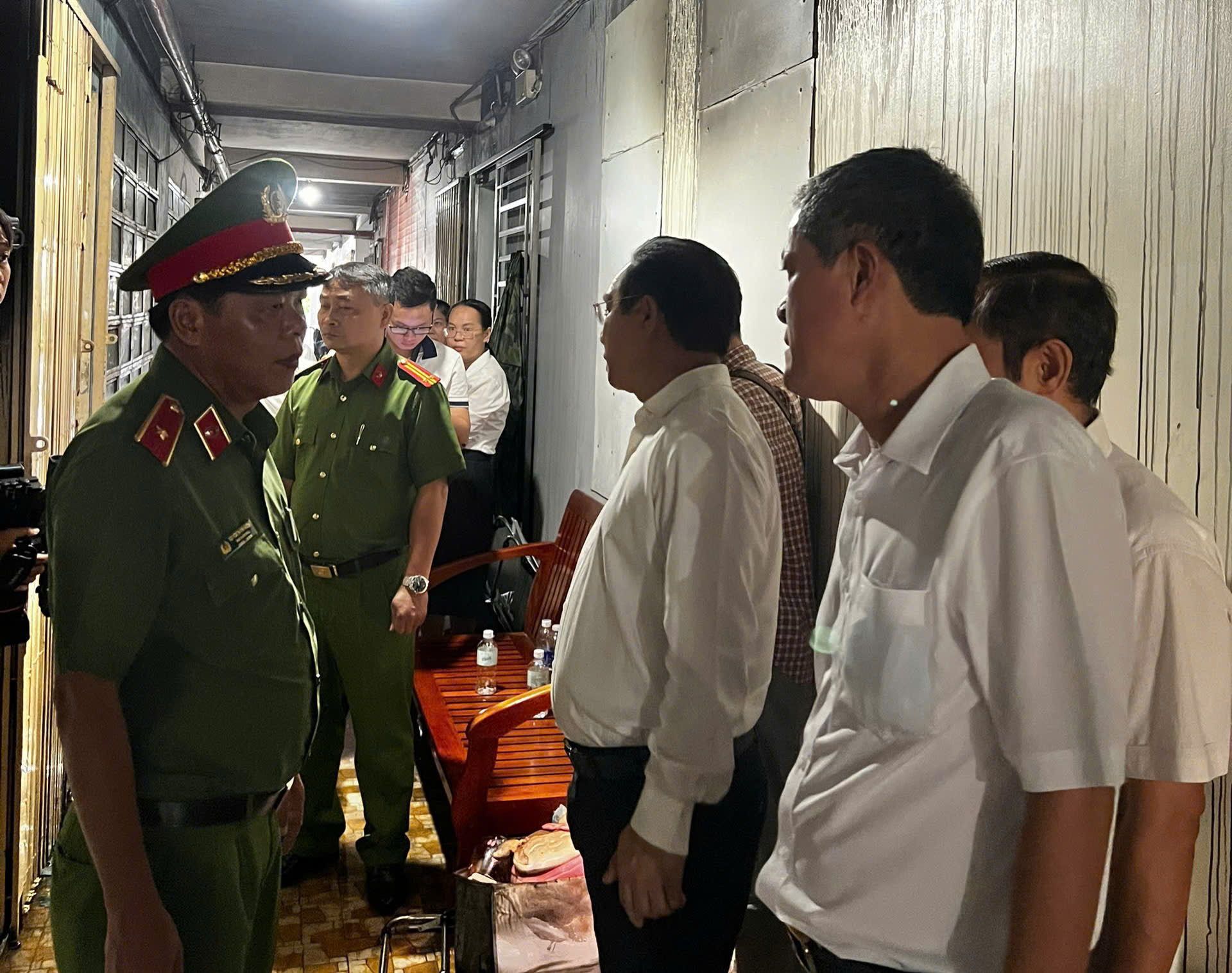 Chủ tịch TP.HCM động viên người dân, kiểm tra hiện trường vụ cháy làm 8 người tử vong - Ảnh 2. Chủ tịch TP.HCM động viên người dân, kiểm tra hiện trường vụ cháy làm 8 người tử vong - Ảnh 2.