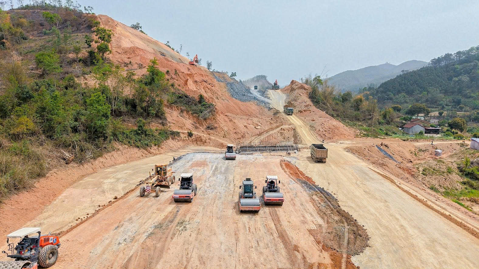 Khởi công 8 dự án giao thông lớn trong hai quý đầu năm- Ảnh 3. Khởi công 8 dự án giao thông lớn trong hai quý đầu năm- Ảnh 3.