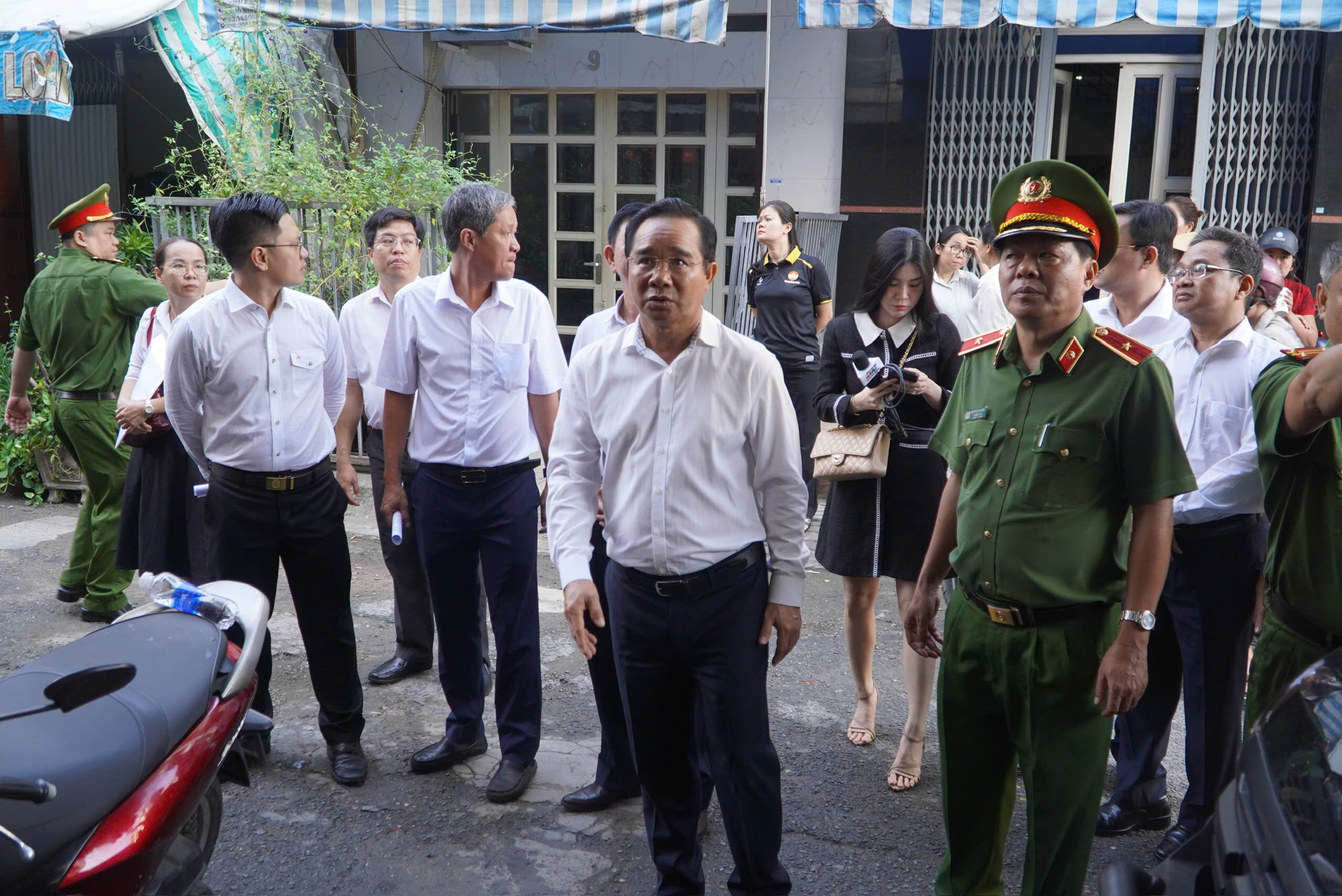 Chủ tịch TP.HCM động viên người dân, kiểm tra hiện trường vụ cháy làm 8 người tử vong - Ảnh 1. Chủ tịch TP.HCM động viên người dân, kiểm tra hiện trường vụ cháy làm 8 người tử vong - Ảnh 1.