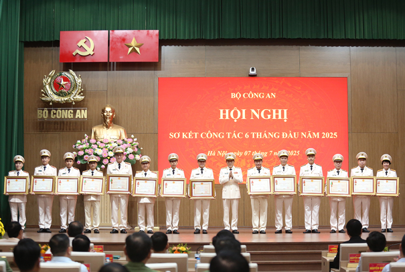Giám đốc và Phó giám đốc Công an Quảng Ninh được trao tặng Huân chương Chiến công- Ảnh 1. Giám đốc và Phó giám đốc Công an Quảng Ninh được trao tặng Huân chương Chiến công- Ảnh 1.