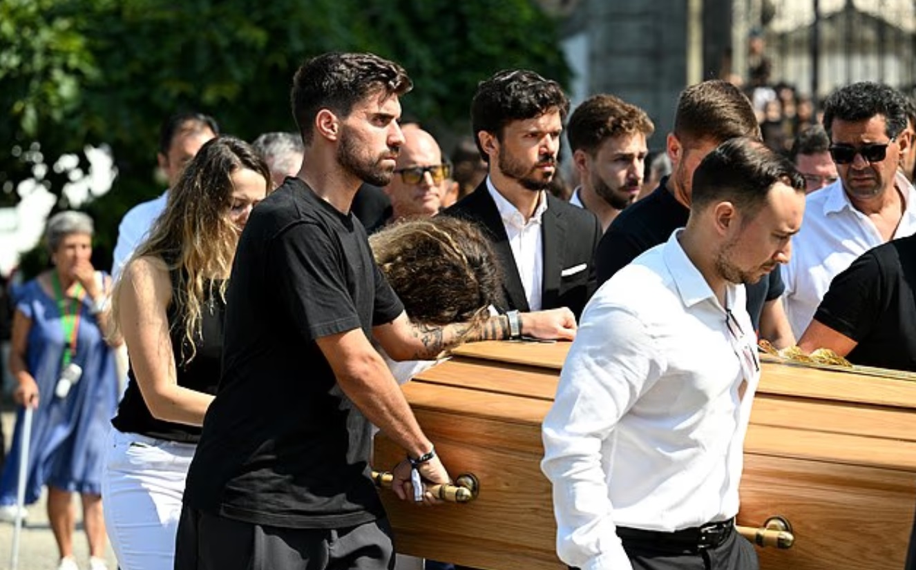Không dự lễ tang Diogo Jota, Ronaldo cùng Georgina nghỉ dưỡng trên du thuyền ở Mallor- Ảnh 2. Không dự lễ tang Diogo Jota, Ronaldo cùng Georgina nghỉ dưỡng trên du thuyền ở Mallor- Ảnh 2.