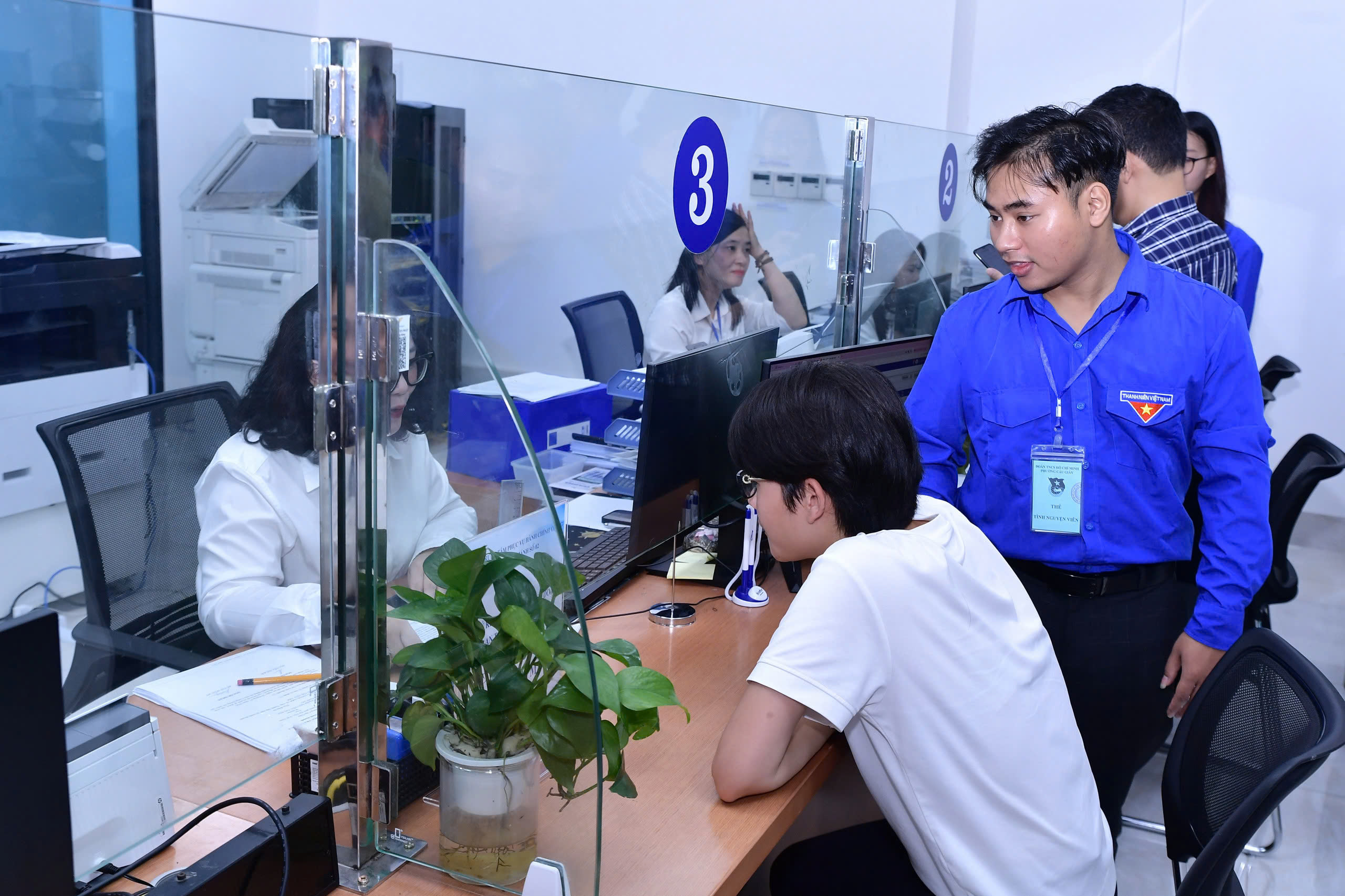 Thanh niên tình nguyện Thủ đô giúp người dân sử dụng dịch vụ công trực tuyến- Ảnh 2. Thanh niên tình nguyện Thủ đô giúp người dân sử dụng dịch vụ công trực tuyến- Ảnh 2.