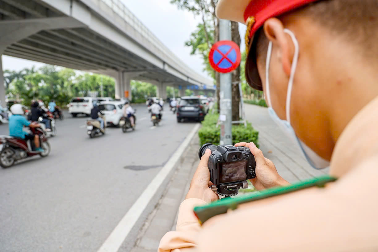 CSGT nhắc nhở hàng trăm xe vi phạm trên đường Phạm Văn Đồng sau phân làn cứng- Ảnh 2. CSGT nhắc nhở hàng trăm xe vi phạm trên đường Phạm Văn Đồng sau phân làn cứng- Ảnh 2.