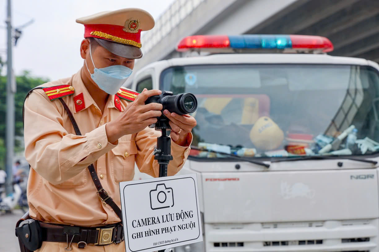 CSGT nhắc nhở hàng trăm xe vi phạm trên đường Phạm Văn Đồng sau phân làn cứng- Ảnh 3. CSGT nhắc nhở hàng trăm xe vi phạm trên đường Phạm Văn Đồng sau phân làn cứng- Ảnh 3.