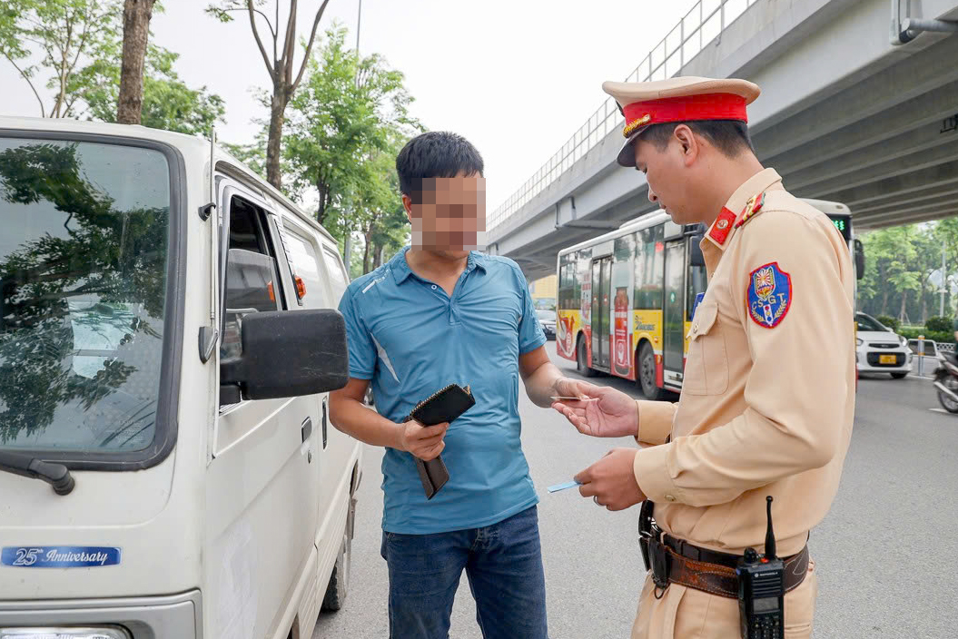 CSGT nhắc nhở hàng trăm xe vi phạm trên đường Phạm Văn Đồng sau phân làn cứng- Ảnh 4. CSGT nhắc nhở hàng trăm xe vi phạm trên đường Phạm Văn Đồng sau phân làn cứng- Ảnh 4.