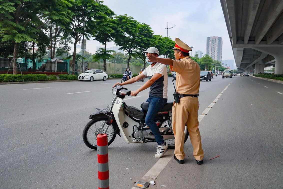 CSGT nhắc nhở hàng trăm xe vi phạm trên đường Phạm Văn Đồng sau phân làn cứng- Ảnh 1. CSGT nhắc nhở hàng trăm xe vi phạm trên đường Phạm Văn Đồng sau phân làn cứng- Ảnh 1.