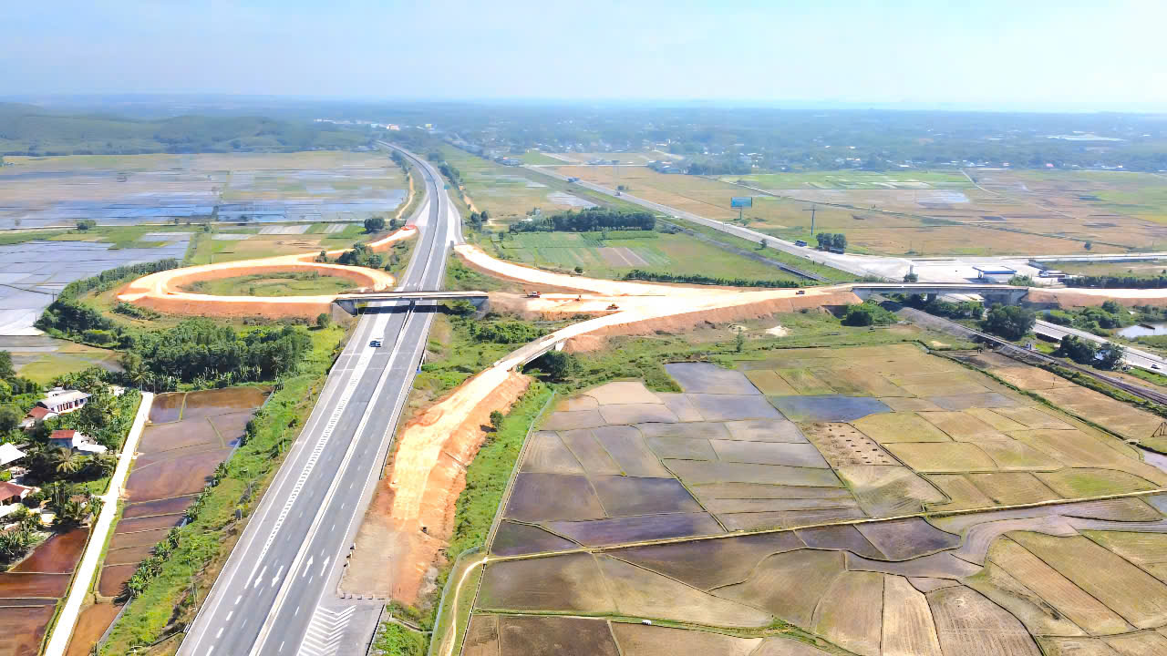 Tăng tốc đắp nền, nỗ lực đưa nút giao Trì Bình trên cao tốc Đà Nẵng - Quảng Ngãi về đích- Ảnh 4. Tăng tốc đắp nền, nỗ lực đưa nút giao Trì Bình trên cao tốc Đà Nẵng - Quảng Ngãi về đích- Ảnh 4.