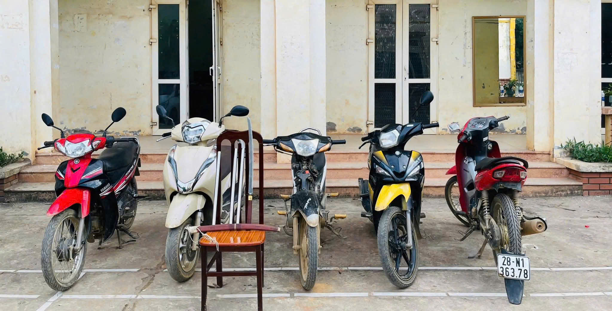 Phú Thọ: Triệu tập nhóm thanh thiếu niên mang hung khí, gây rối trật tự công cộng- Ảnh 2. Phú Thọ: Triệu tập nhóm thanh thiếu niên mang hung khí, gây rối trật tự công cộng- Ảnh 2.