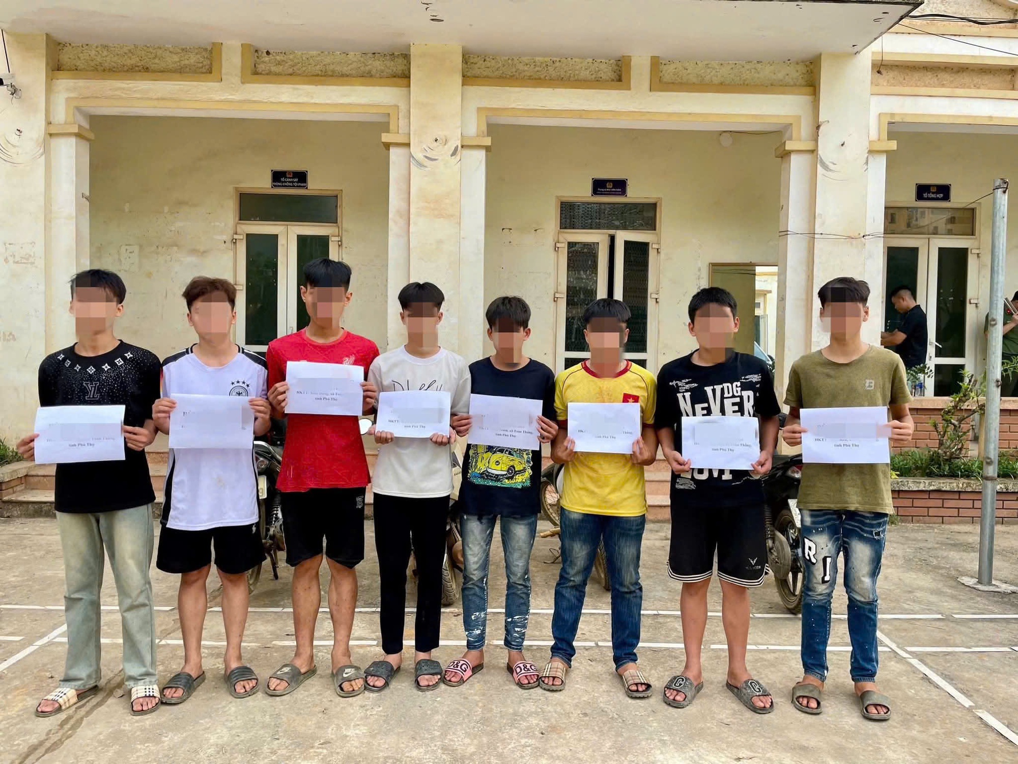 Phú Thọ: Triệu tập nhóm thanh thiếu niên mang hung khí, gây rối trật tự công cộng- Ảnh 1. Phú Thọ: Triệu tập nhóm thanh thiếu niên mang hung khí, gây rối trật tự công cộng- Ảnh 1.