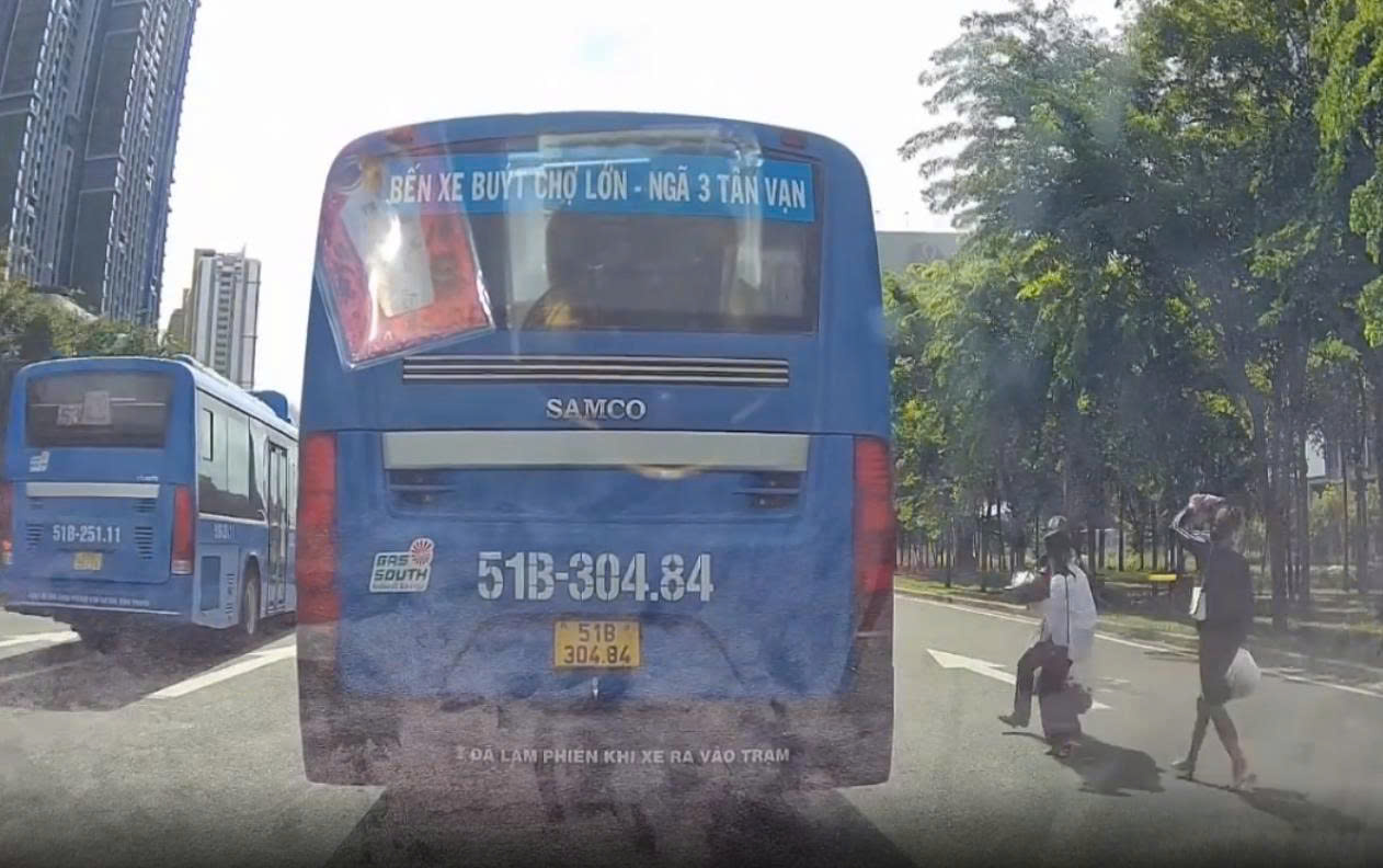 Xe buýt ngang nhiên dừng giữa đường đón khách ở TP.HCM- Ảnh 1. Xe buýt ngang nhiên dừng giữa đường đón khách ở TP.HCM- Ảnh 1.