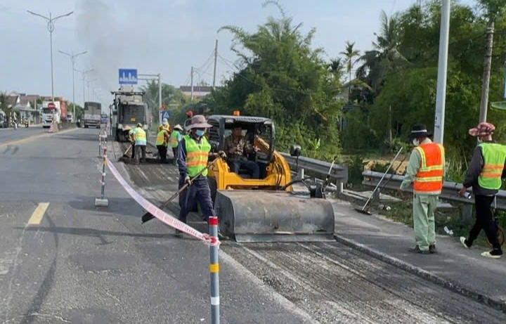 Quốc lộ 1 qua Quảng Ngãi gấp rút sửa chữa, tranh thủ từng ngày nắng- Ảnh 1.