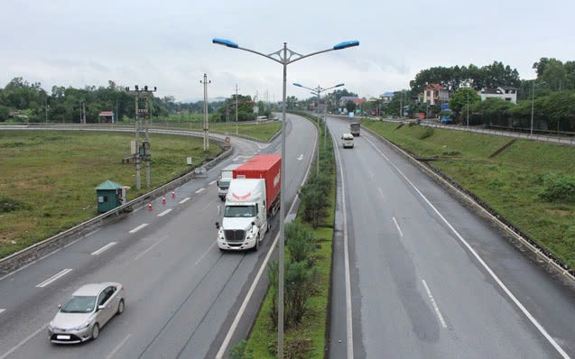Bộ trưởng Bộ Xây dựng cùng địa phương bàn kế hoạch đầu tư 3 tuyến cao tốc lớn