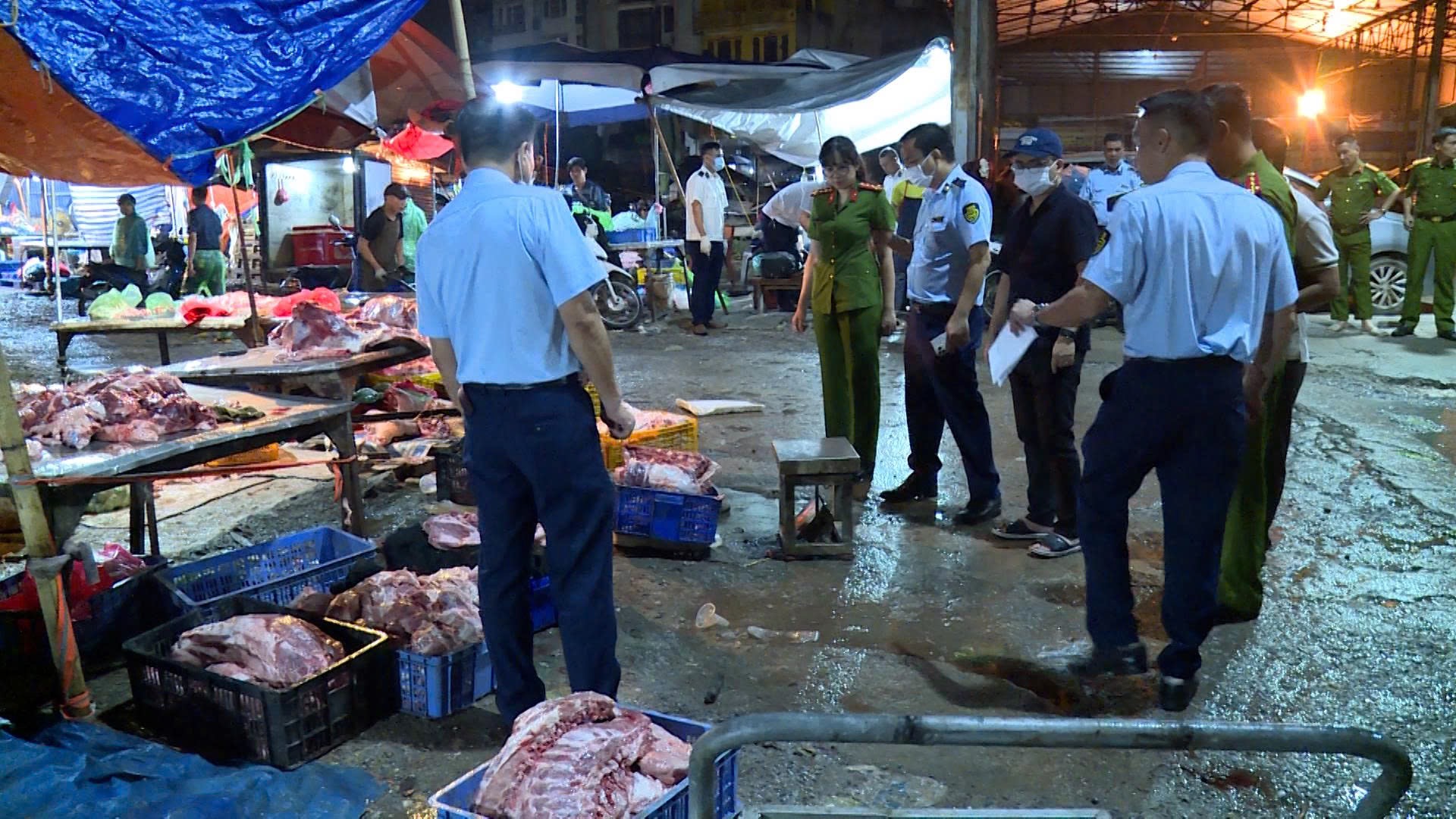 Công an Hà Nội phá đường dây tuồn hàng tấn thịt lợn bệnh ra thị trường, bắt 4 người- Ảnh 1. Công an Hà Nội phá đường dây tuồn hàng tấn thịt lợn bệnh ra thị trường, bắt 4 người- Ảnh 1.