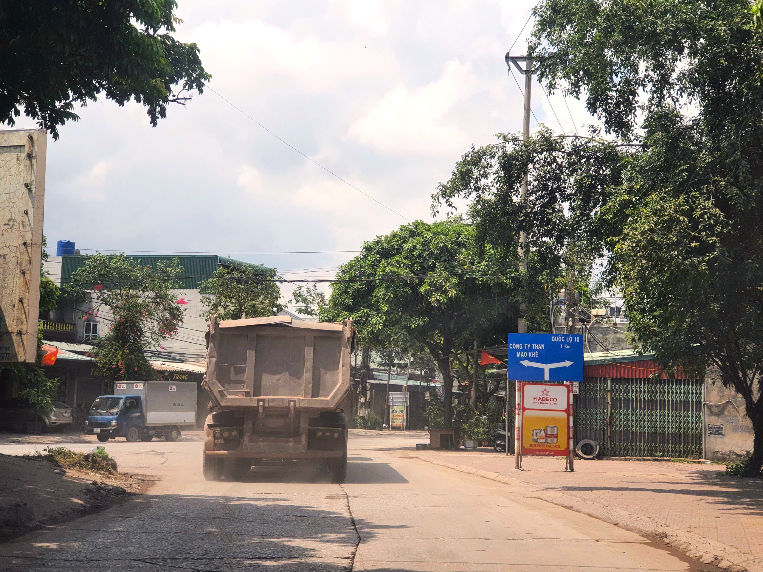 Quảng Ninh: Tuyến đường Bình Khê - Mạo Khê xuống cấp nghiêm trọng, dân mong sớm sửa chữa- Ảnh 3. Quảng Ninh: Tuyến đường Bình Khê - Mạo Khê xuống cấp nghiêm trọng, dân mong sớm sửa chữa- Ảnh 3.