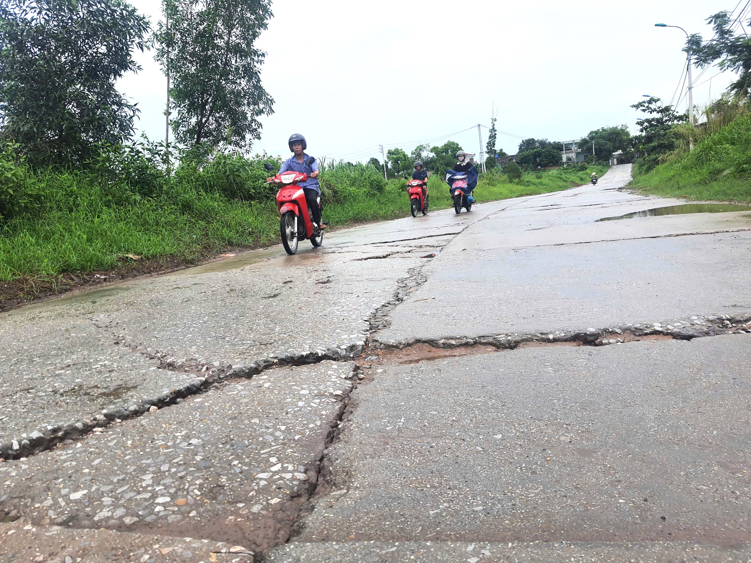 Quảng Ninh: Tuyến đường Bình Khê - Mạo Khê xuống cấp nghiêm trọng, dân mong sớm sửa chữa- Ảnh 10. Quảng Ninh: Tuyến đường Bình Khê - Mạo Khê xuống cấp nghiêm trọng, dân mong sớm sửa chữa- Ảnh 10.