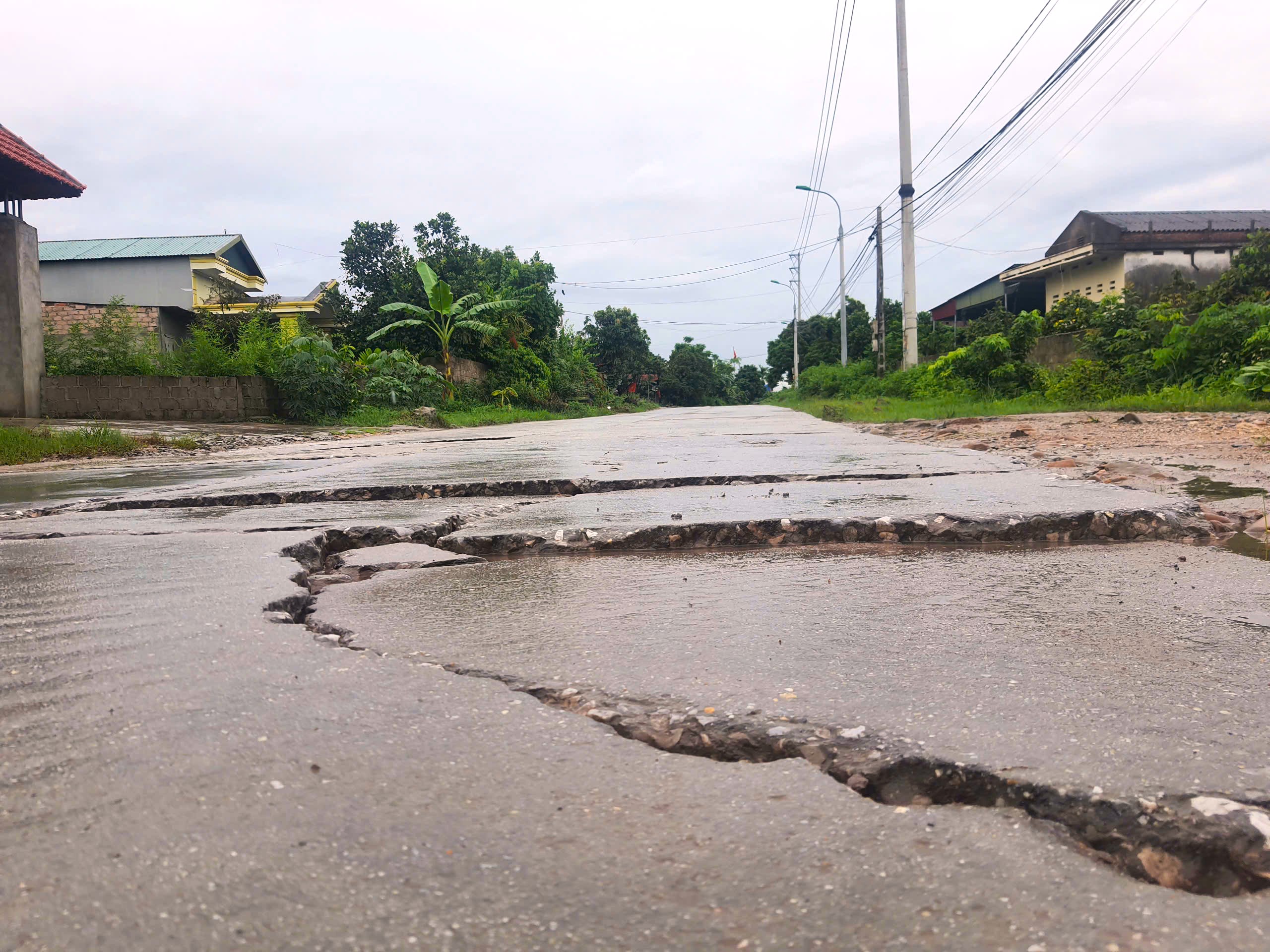Quảng Ninh: Tuyến đường Bình Khê - Mạo Khê xuống cấp nghiêm trọng, dân mong sớm sửa chữa- Ảnh 8. Quảng Ninh: Tuyến đường Bình Khê - Mạo Khê xuống cấp nghiêm trọng, dân mong sớm sửa chữa- Ảnh 8.