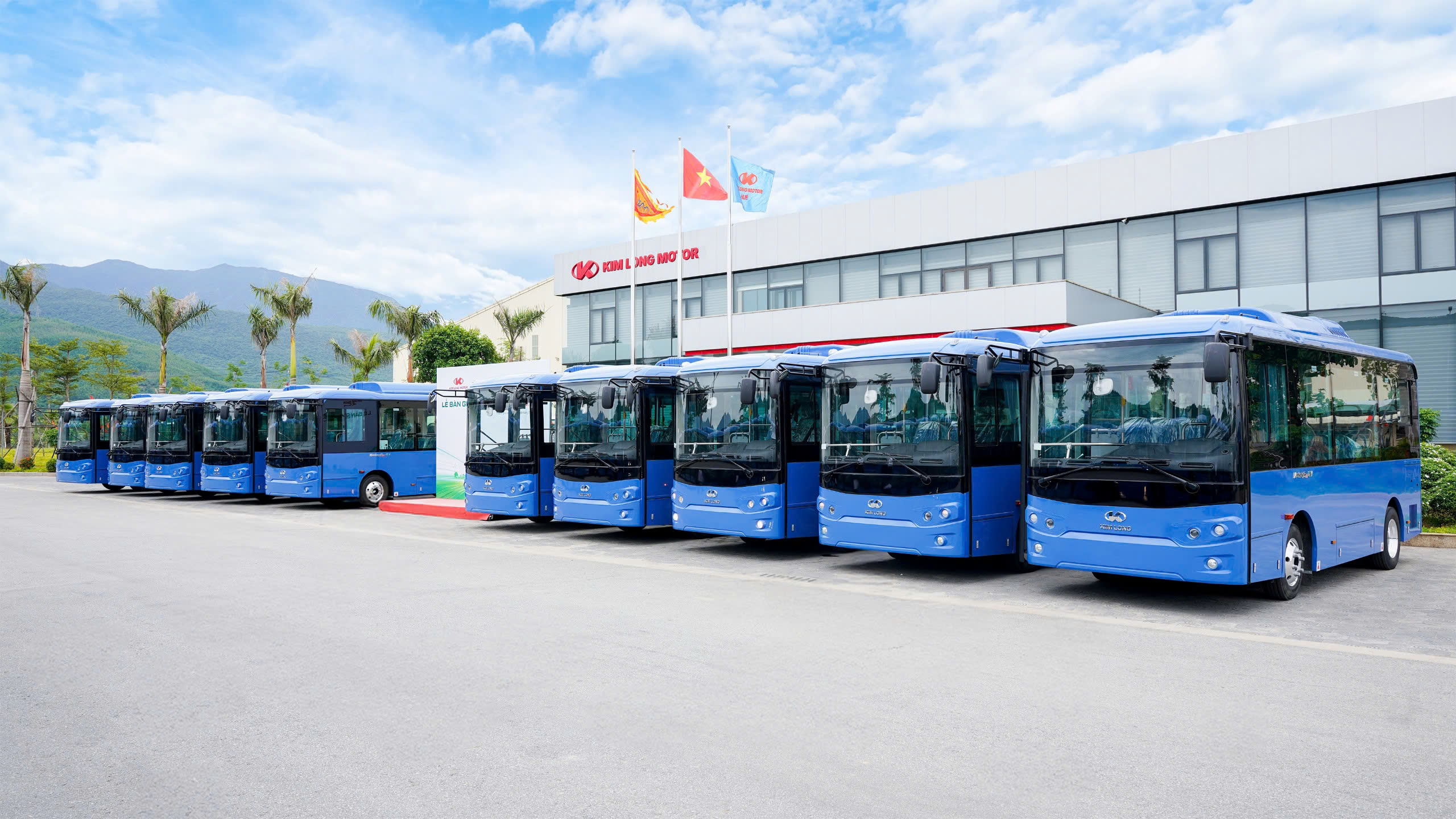 Bàn giao 450 xe buýt điện phục vụ khách tại TP.HCM- Ảnh 3. Bàn giao 450 xe buýt điện phục vụ khách tại TP.HCM- Ảnh 3.