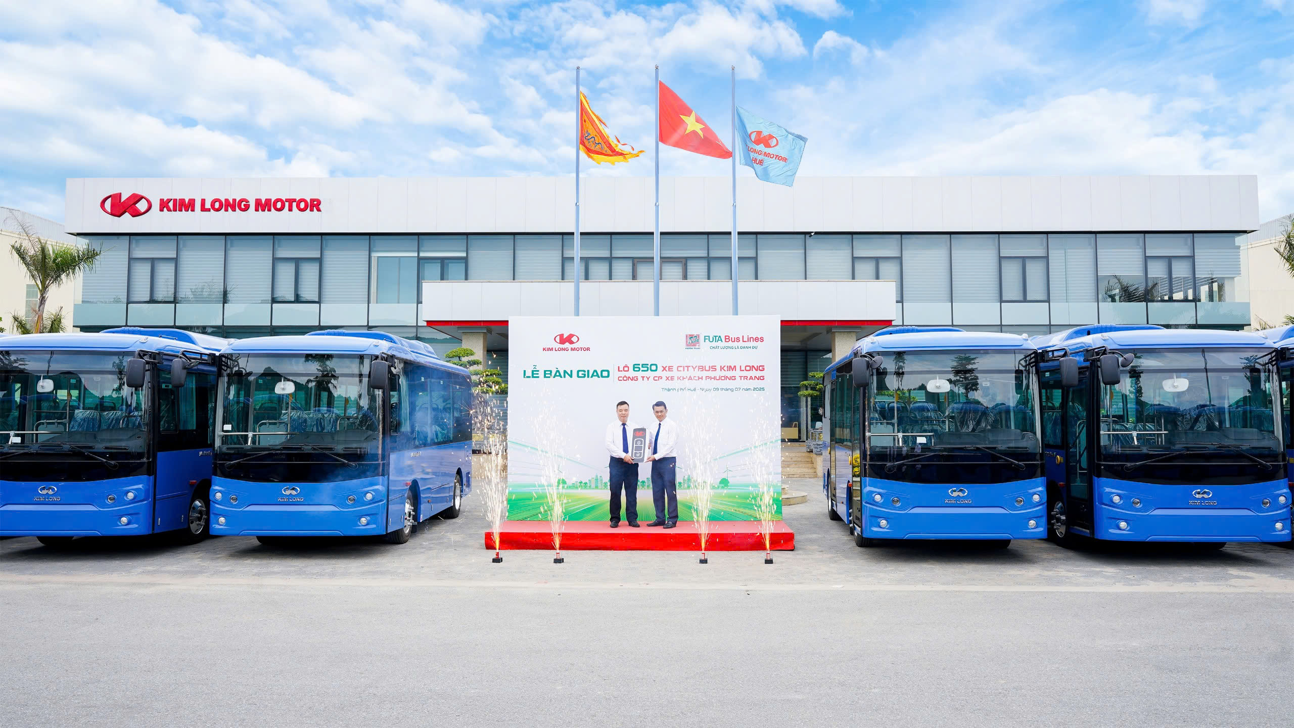 Bàn giao 450 xe buýt điện phục vụ khách tại TP.HCM- Ảnh 1. Bàn giao 450 xe buýt điện phục vụ khách tại TP.HCM- Ảnh 1.