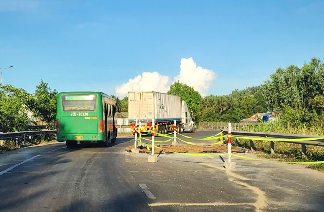 Quốc lộ 1 qua Quảng Ngãi gấp rút sửa chữa, tranh thủ từng ngày nắng- Ảnh 2.