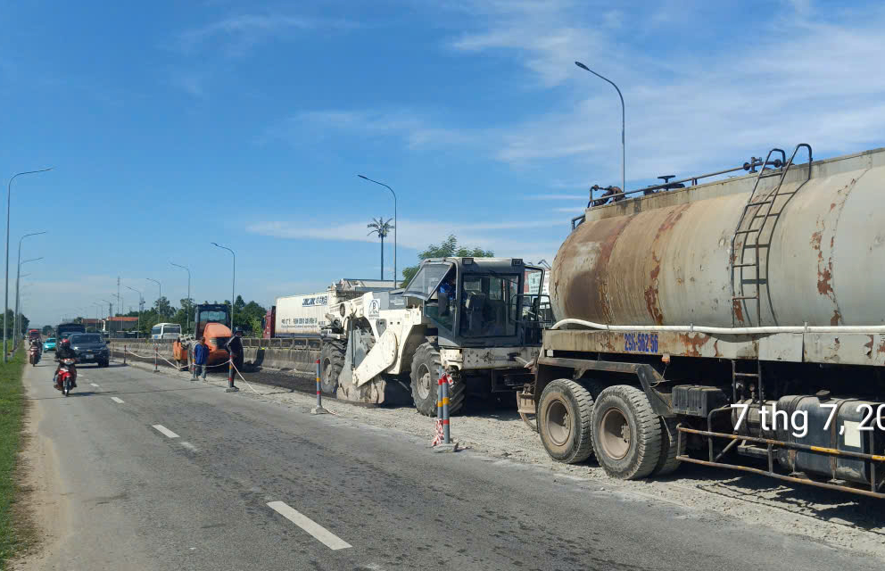 Quốc lộ 1 qua Quảng Ngãi gấp rút sửa chữa, tranh thủ từng ngày nắng- Ảnh 4.