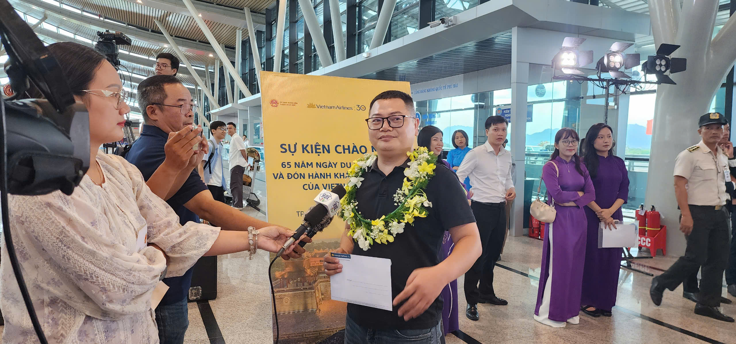 Hành khách thứ 350 triệu của Vietnam Airlines nhận quà đặc biệt- Ảnh 2. Hành khách thứ 350 triệu của Vietnam Airlines nhận quà đặc biệt- Ảnh 2.