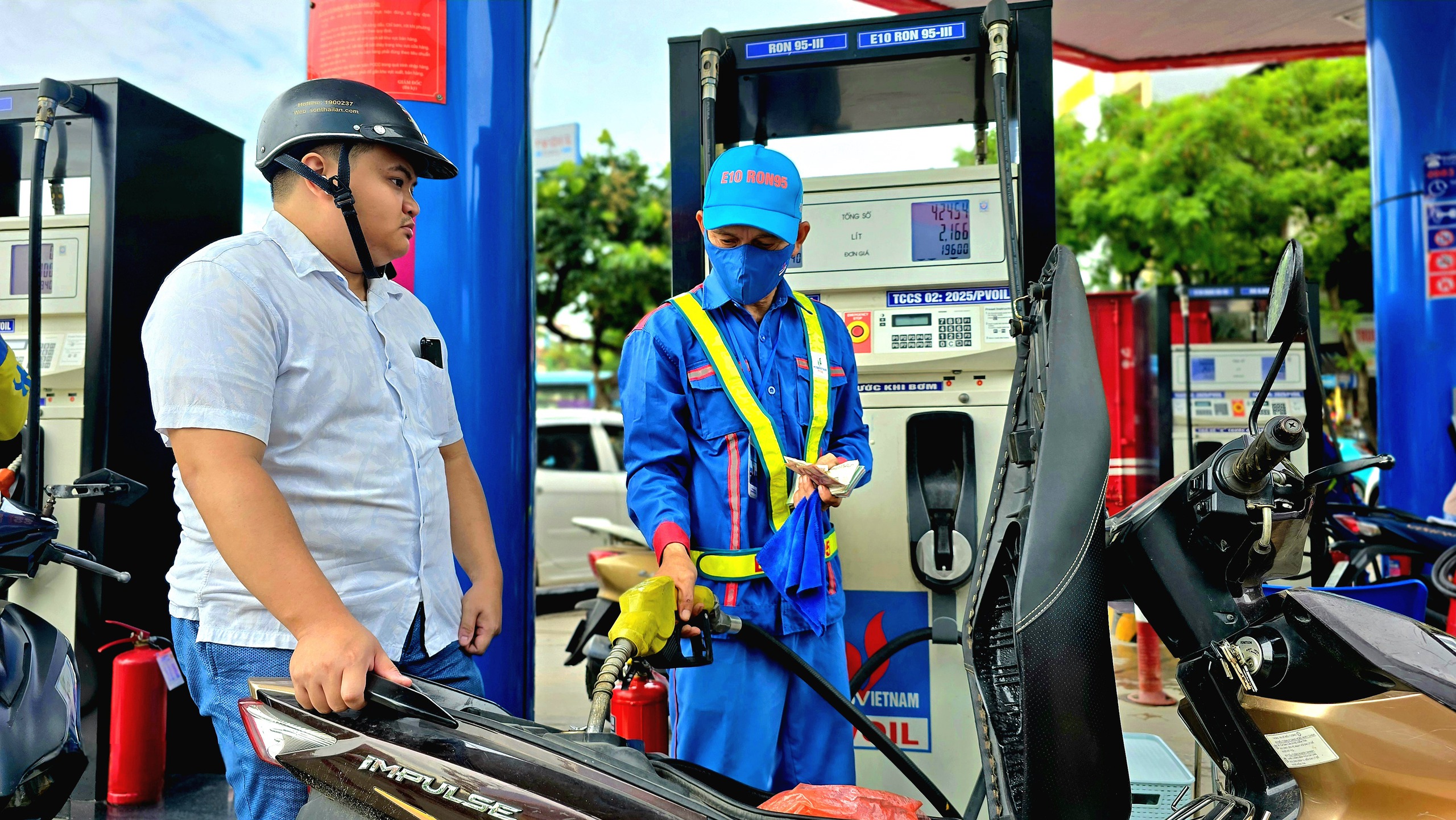 Khách hàng dè dặt trải nghiệm xăng E10 trong ngày đầu thí điểm tại Hà Nội- Ảnh 1. Khách hàng dè dặt trải nghiệm xăng E10 trong ngày đầu thí điểm tại Hà Nội- Ảnh 1.